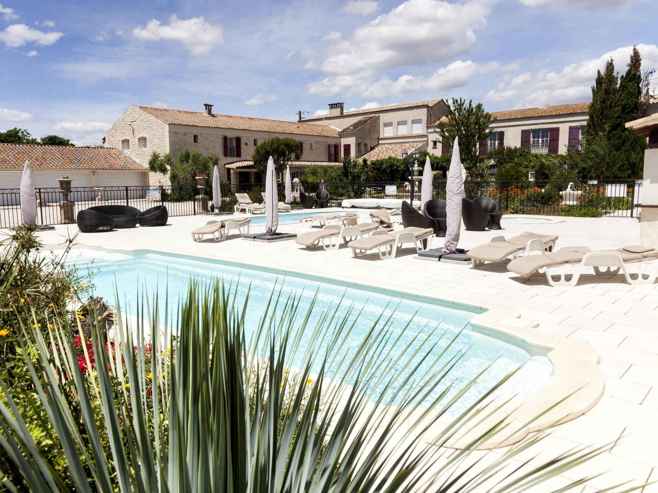 //medias.logishotels.com/property-images/10421/piscine/retro/grand/mas-de-la-feniere-piscine-arles-244957.jpg