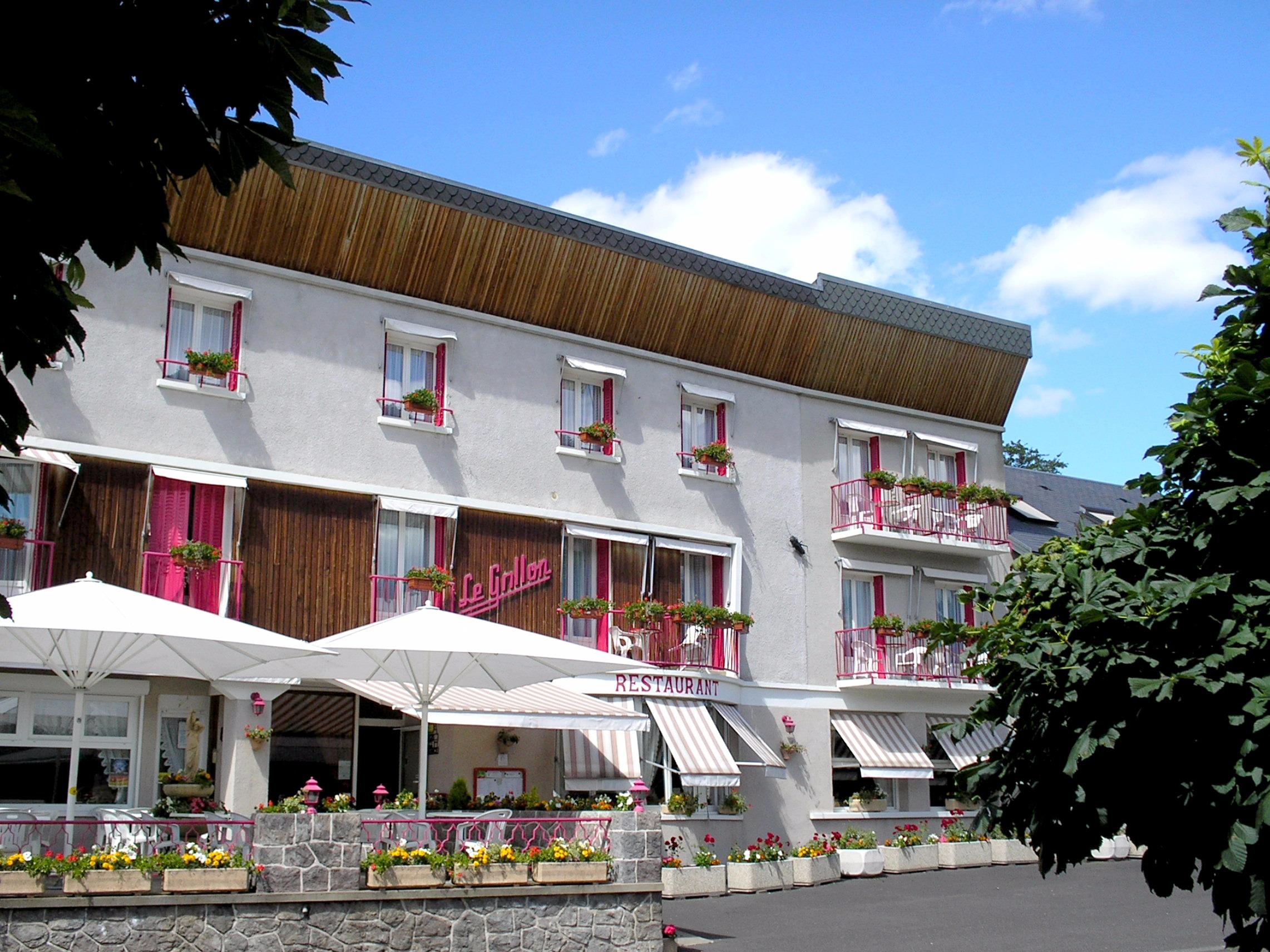 //medias.logishotels.com/property-images/1052/facade/retro/grand/hotel-le-grillon-facade-chambon-sur-lac-436403.jpg