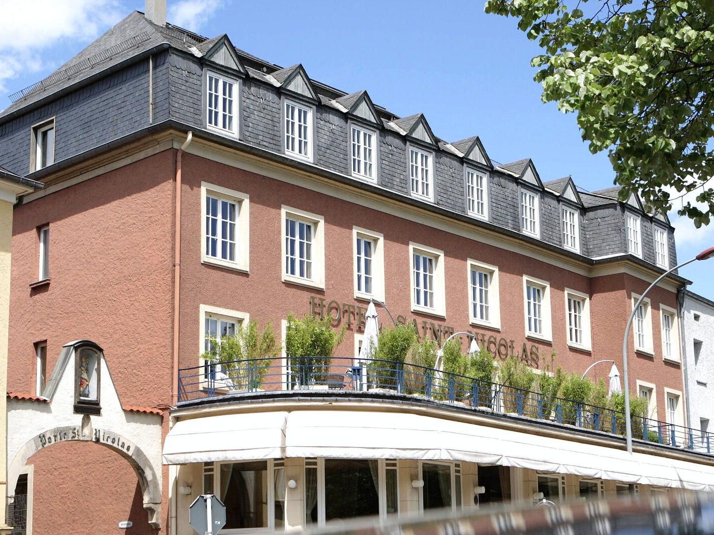 //medias.logishotels.com/property-images/11145/facade/retro/grand/hotel-saint-nicolas-spa-rest-lohengrin-facade-remich-543845.jpg