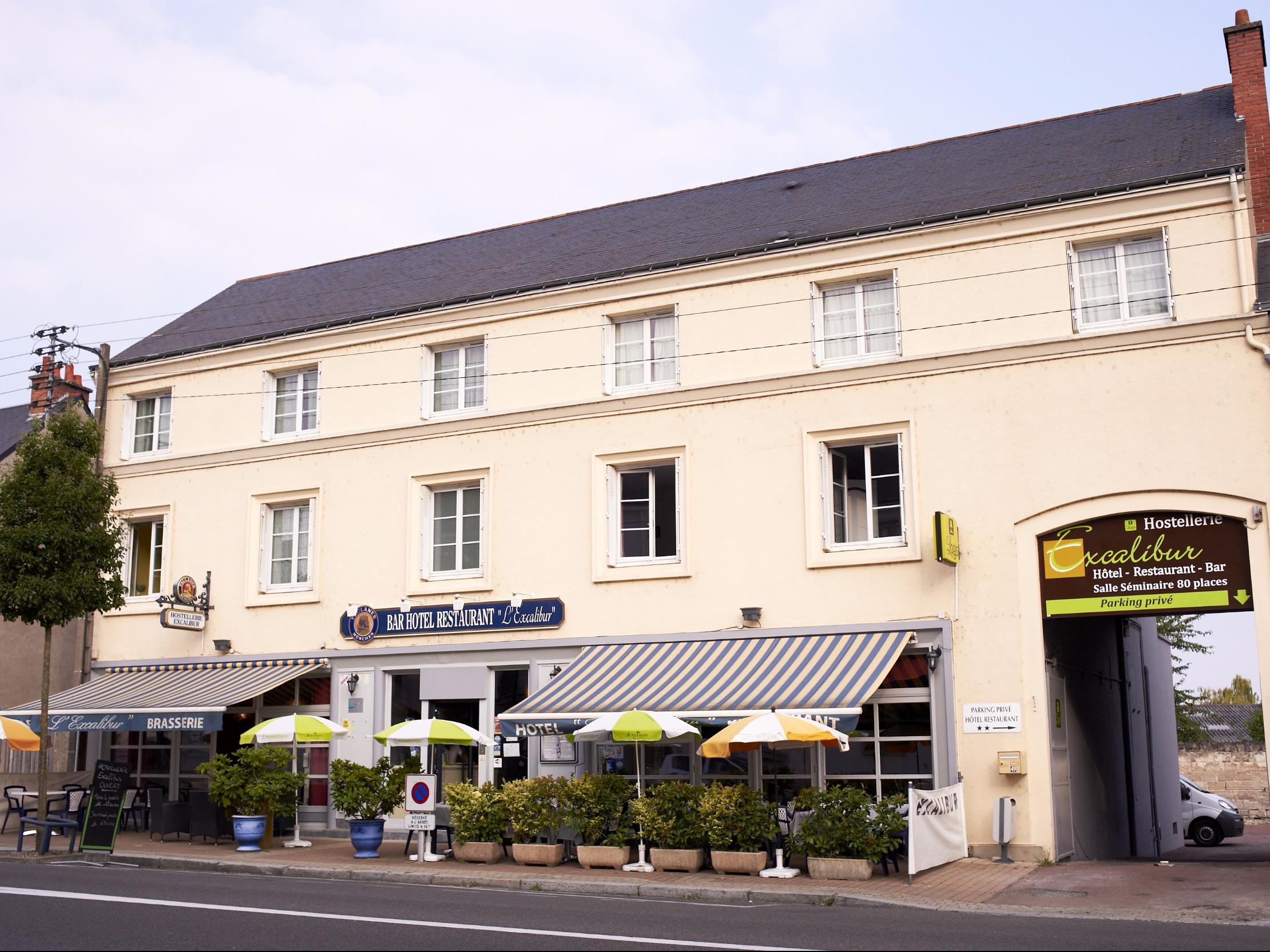 //medias.logishotels.com/property-images/11612/facade/retro/grand/hotel-excalibur-facade-saumur-789102.jpg