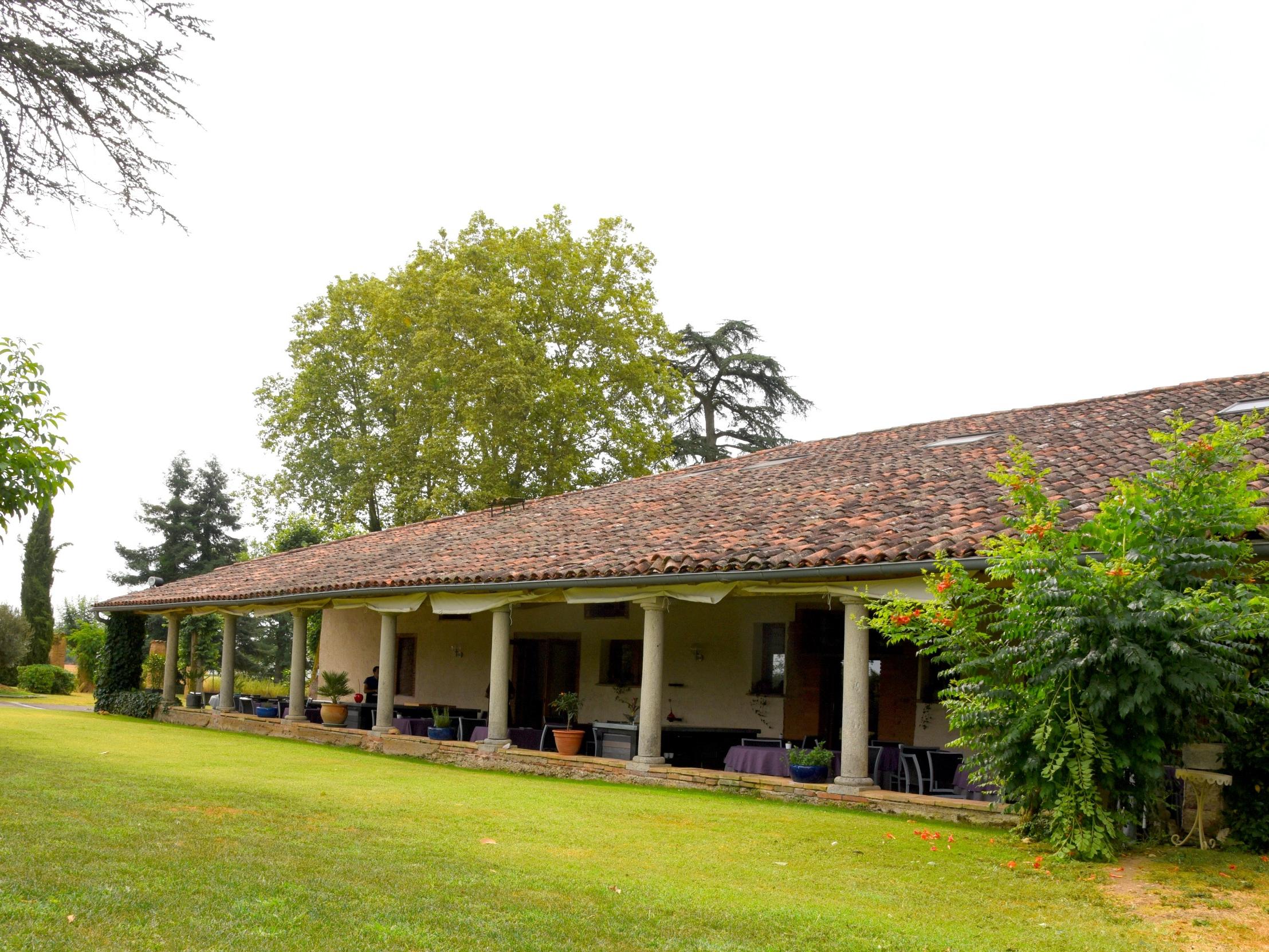 //medias.logishotels.com/property-images/11901/facade/retro/grand/hotel-les-boissieres-facade-bioule-113094.jpg