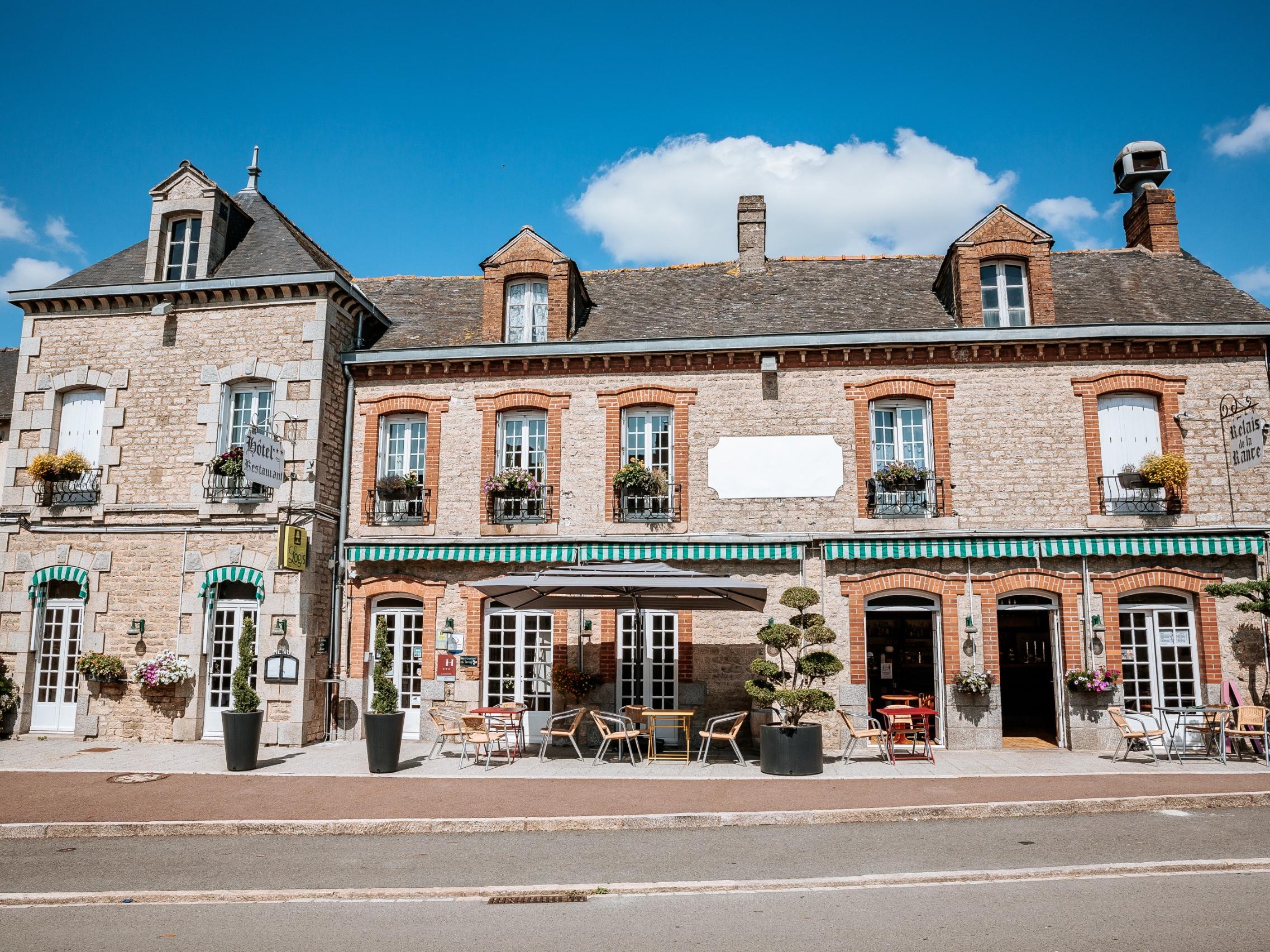//medias.logishotels.com/property-images/1239/facade/retro/grand/logis-relais-de-la-rance-facade-quedillac-082593.jpg
