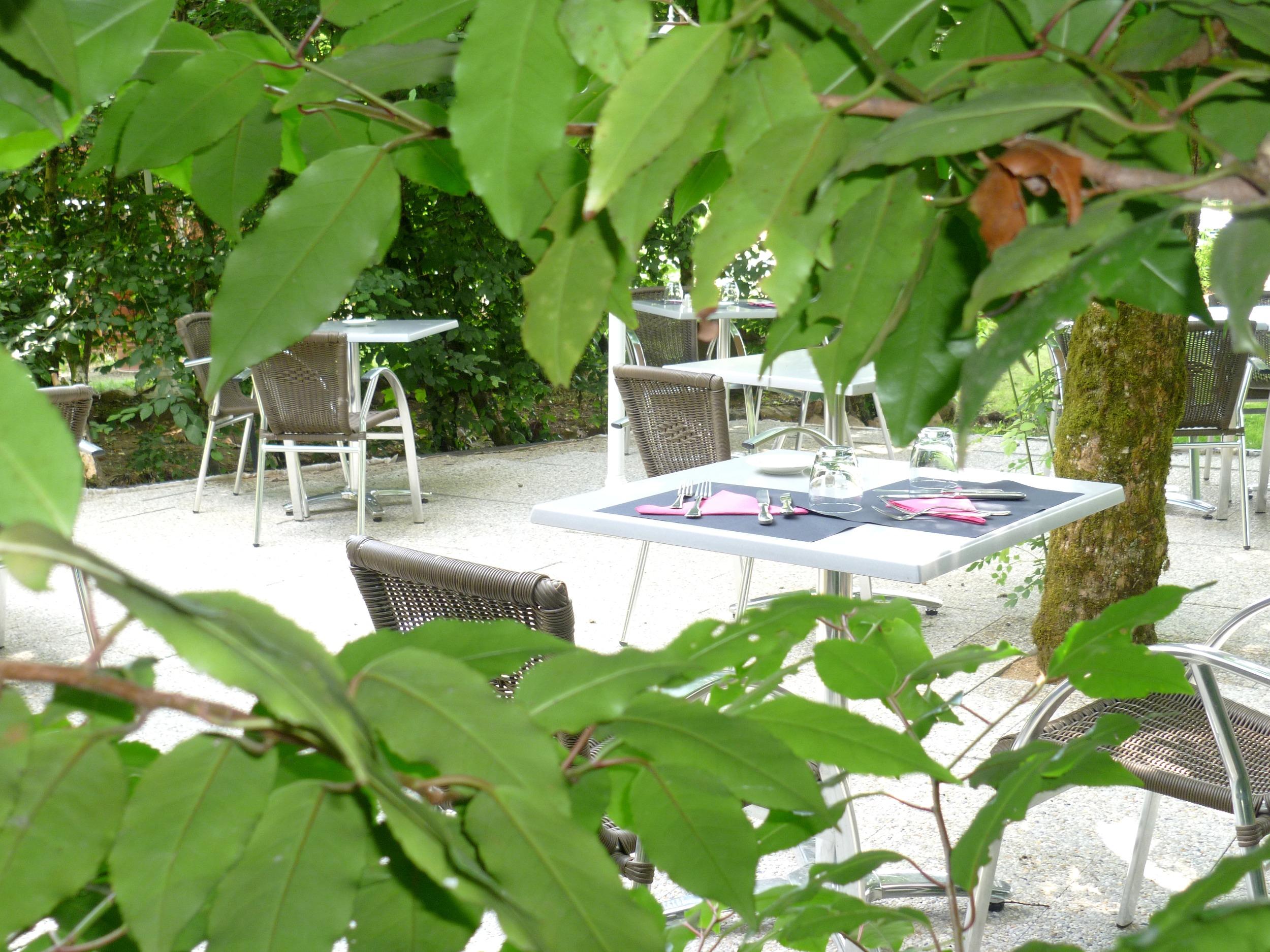 //medias.logishotels.com/property-images/1265/jardins-et-terrasses/retro/grand/hotel-le-relais-du-taurion-jardins-et-terrasses-st-priest-taurion-748725.jpg