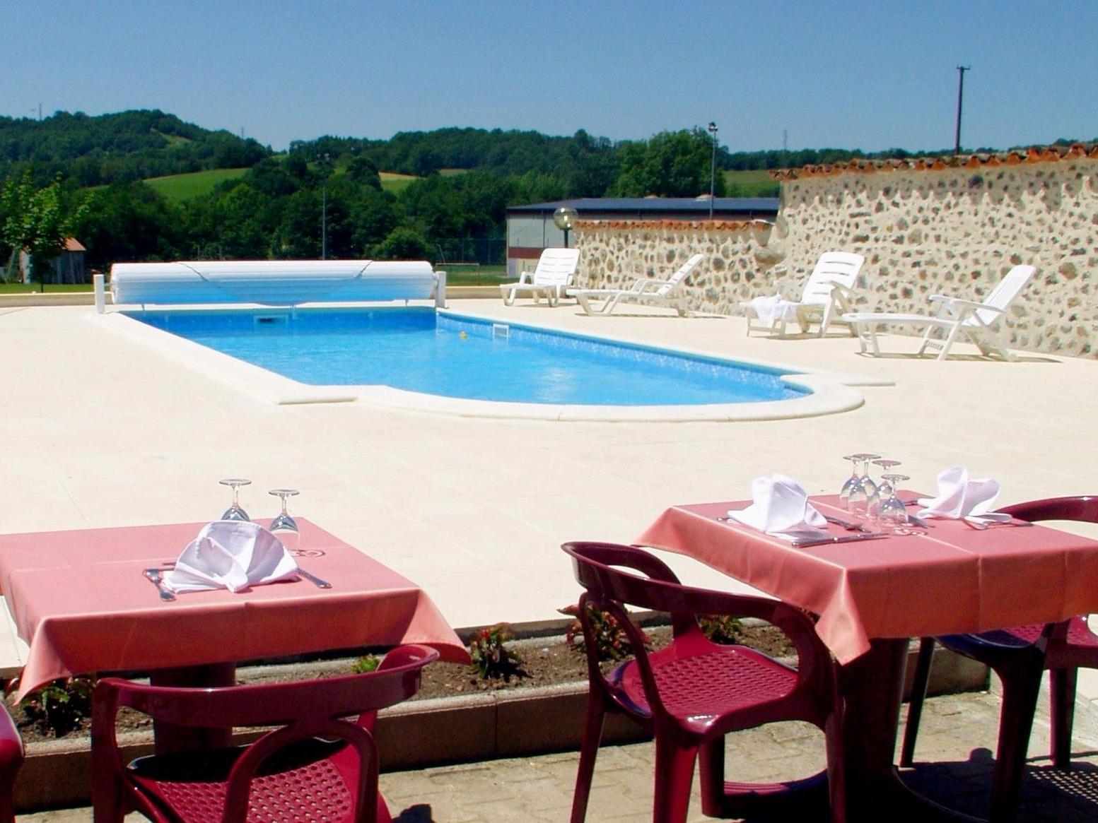 //medias.logishotels.com/property-images/1351/piscine/retro/grand/hotel-prado-piscine-jussac-773311.jpg