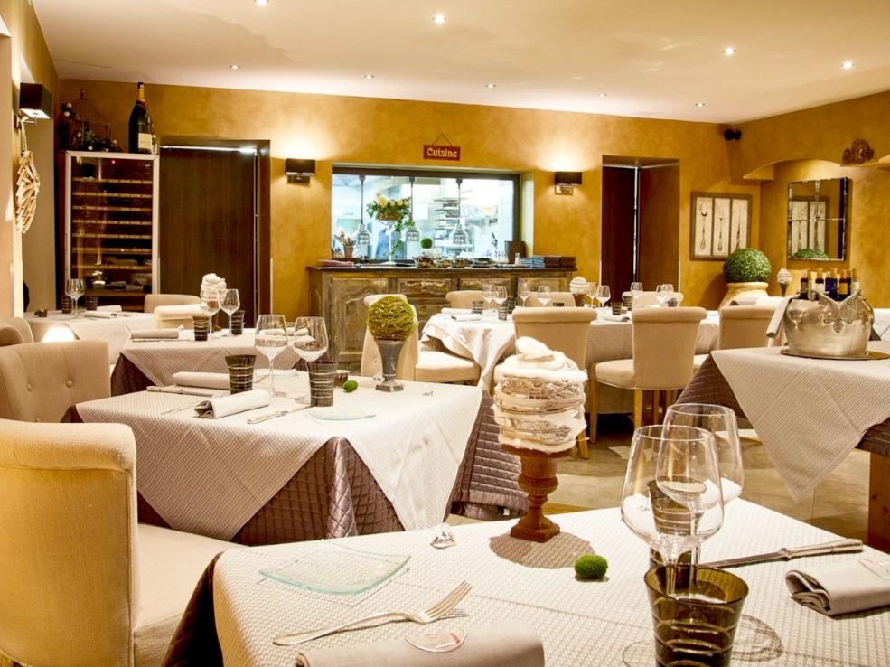 //medias.logishotels.com/property-images/13869/facade/retro/grand/charme-et-business-hotel-facade-limonest-981516.jpg