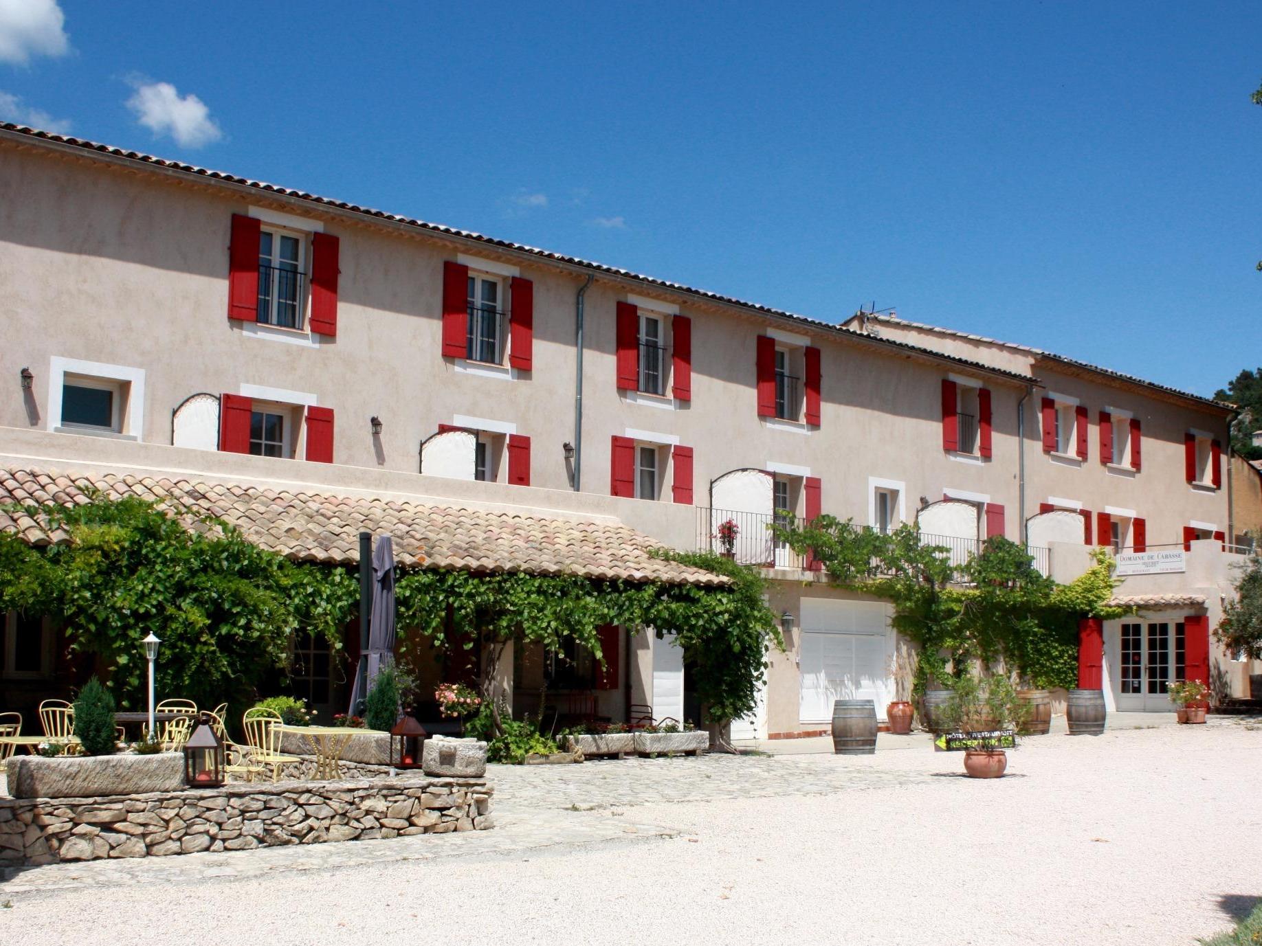 //medias.logishotels.com/property-images/14760/facade/retro/grand/hotellerie-du-domaine-de-cabasse-facade-seguret-193147.jpg