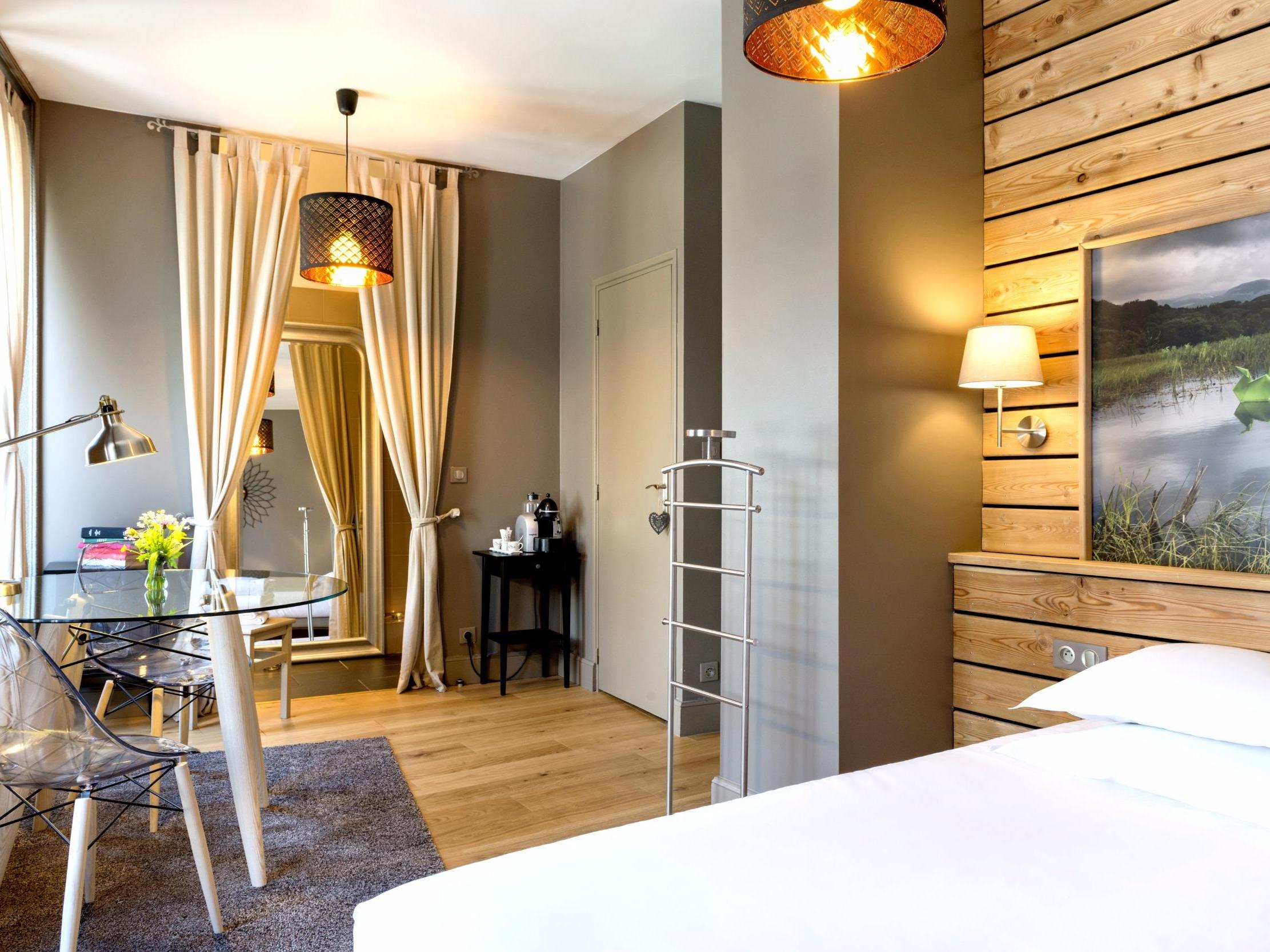 //medias.logishotels.com/property-images/14911/chambres/retro/grand/hotel-de-russie-chambres-le-mont-dore-886383.jpg