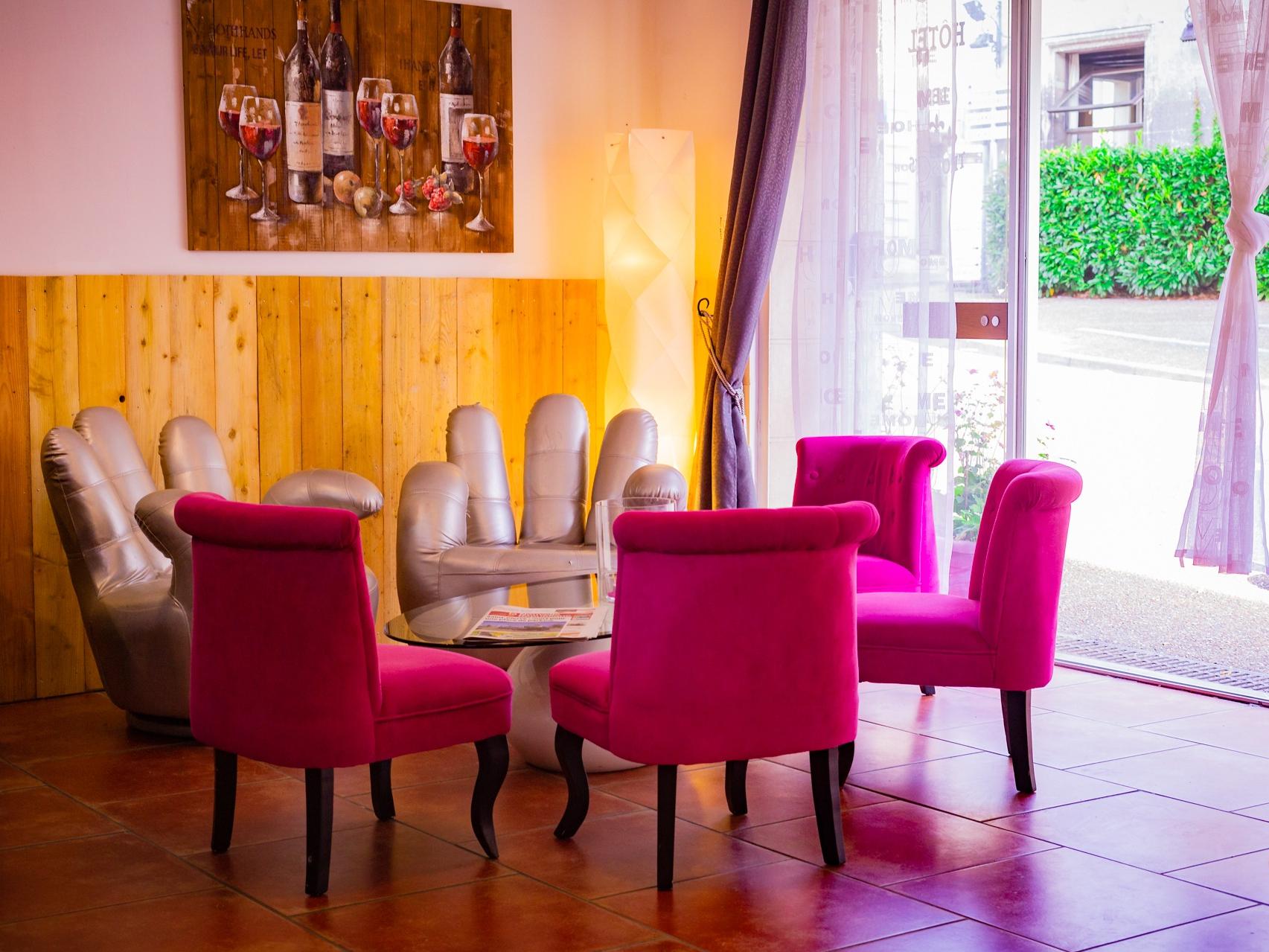 //medias.logishotels.com/property-images/150065/salons-et-espace-de-detente/retro/grand/logis-hotel-les-trois-lys-salons-et-espace-de-detente-azay-le-rideau-939565.jpg