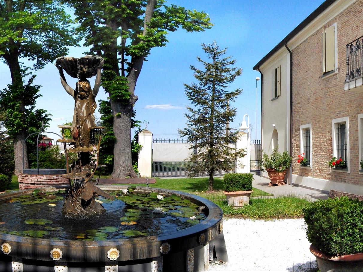 //medias.logishotels.com/property-images/15120/facade/retro/grand/relais-villa-roncuzzi-facade-russi-421732.jpg
