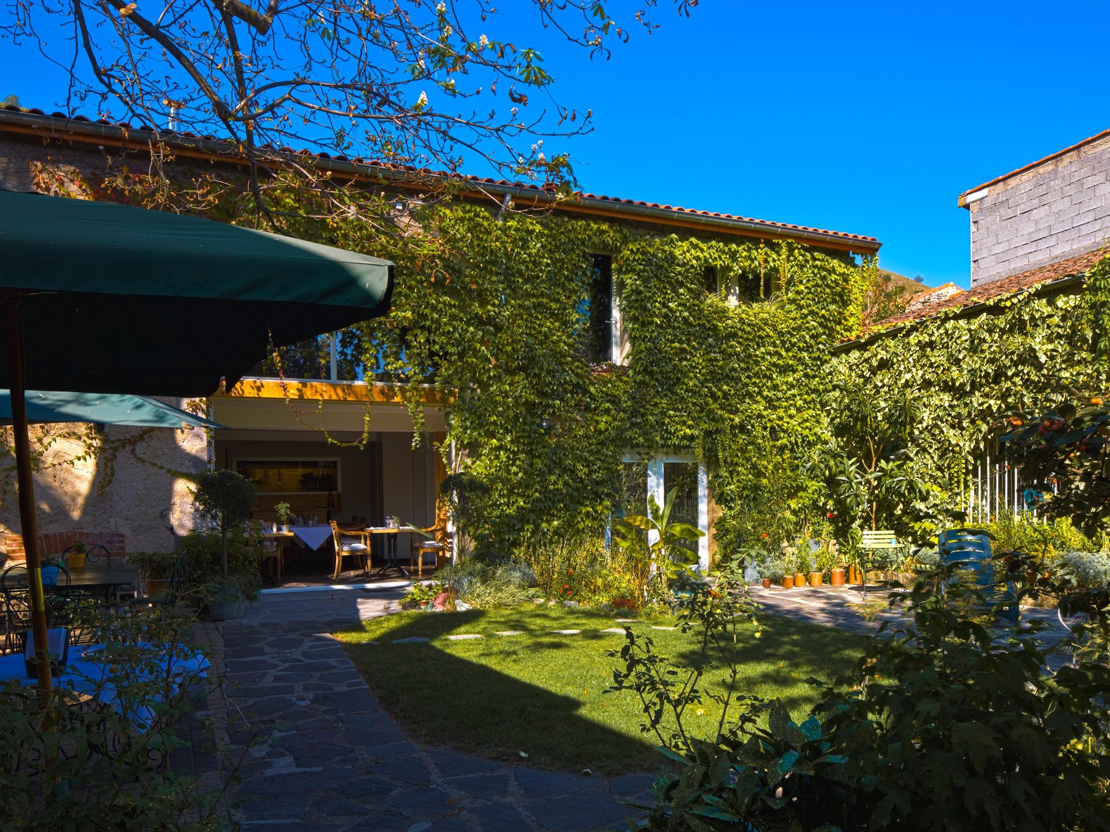 //medias.logishotels.com/property-images/15322/piscine/retro/grand/hotel-la-cour-carree-piscine-perrier-700750.jpg