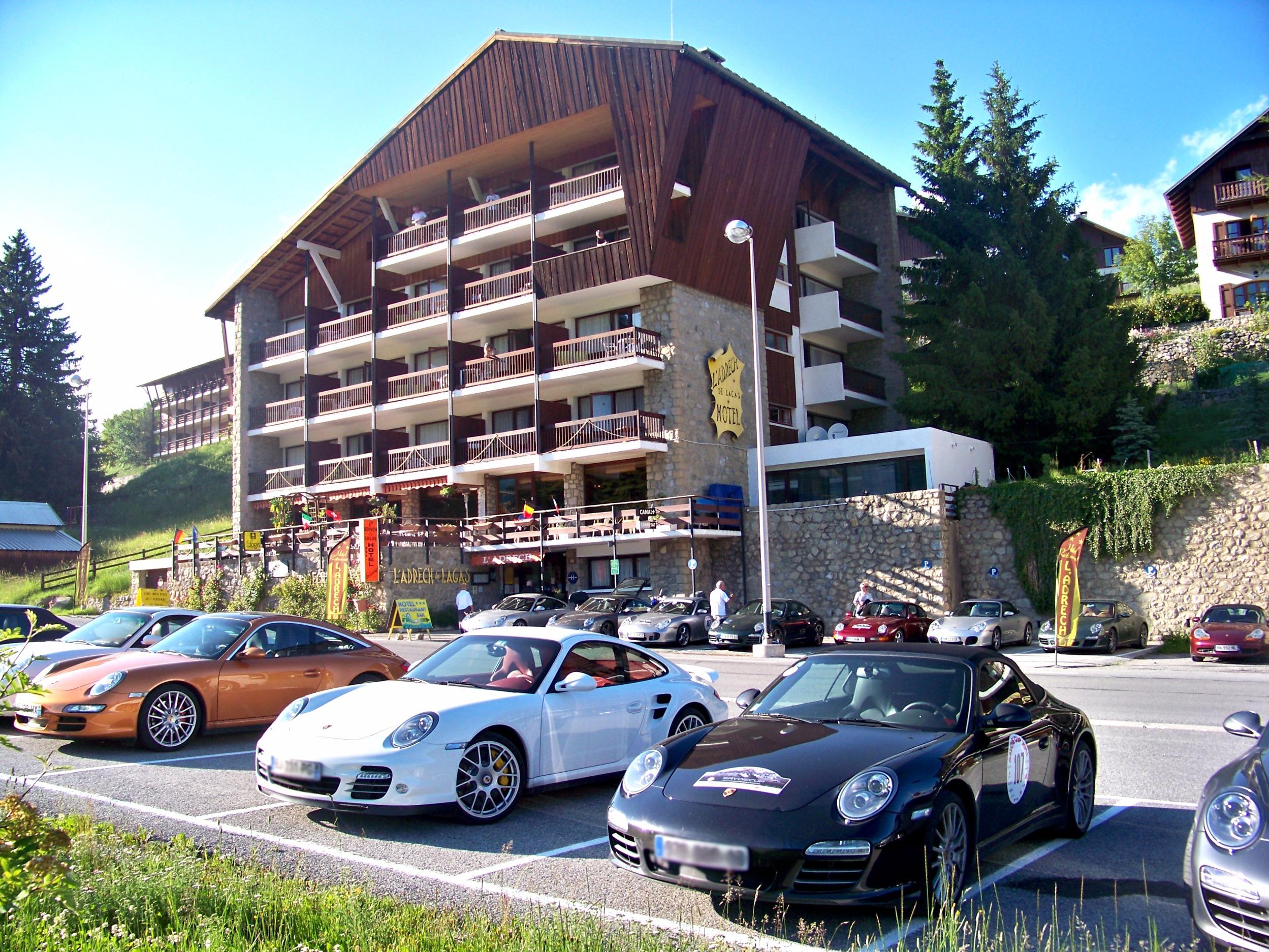 //medias.logishotels.com/property-images/15425/facade/retro/grand/hotel-l-adrech-de-lagas-facade-valberg-470065.jpg