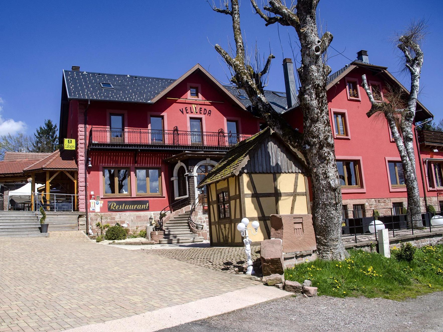 //medias.logishotels.com/property-images/15434/facade/retro/grand/hotel-le-velleda-facade-grandfontaine-517425.jpg
