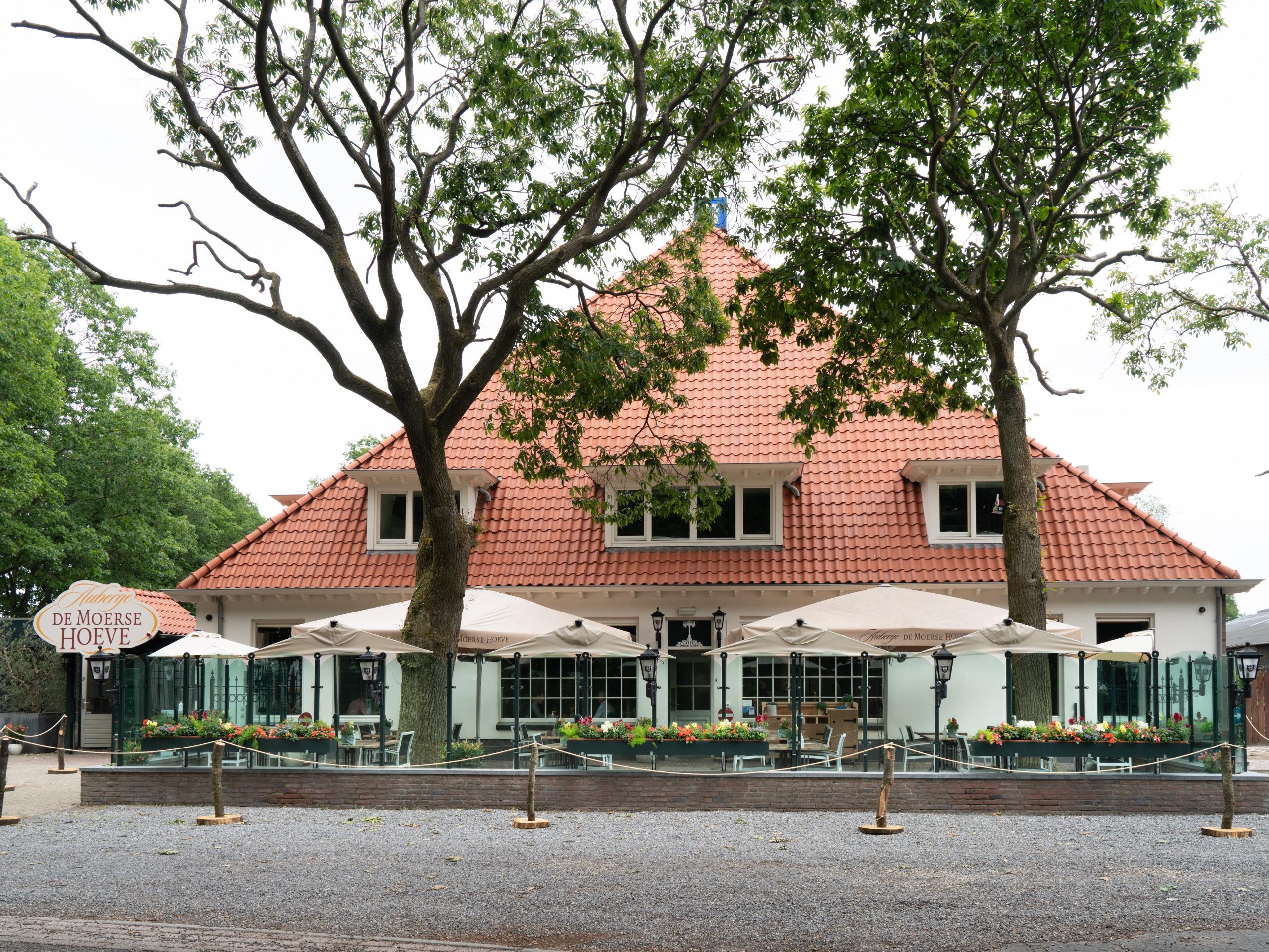 //medias.logishotels.com/property-images/156119/facade/retro/grand/logis-auberge-de-moerse-hoeve-facade-de-moer-269512.jpg