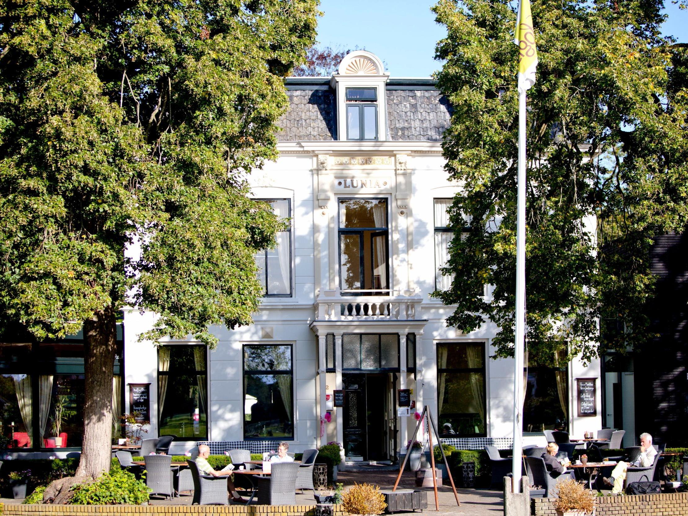 //medias.logishotels.com/property-images/156141/facade/retro/grand/hotel-restaurant-lunia-facade-oldeberkoop-699051.jpg