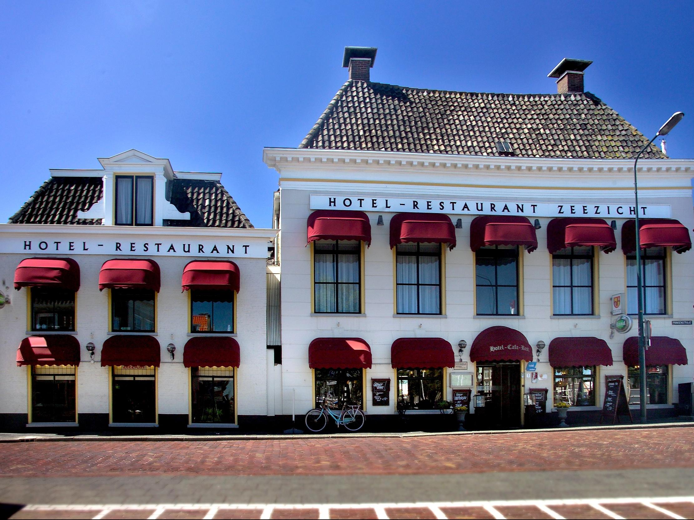 //medias.logishotels.com/property-images/156142/facade/retro/grand/hotel-zeezicht-facade-harlingen-994544.jpg