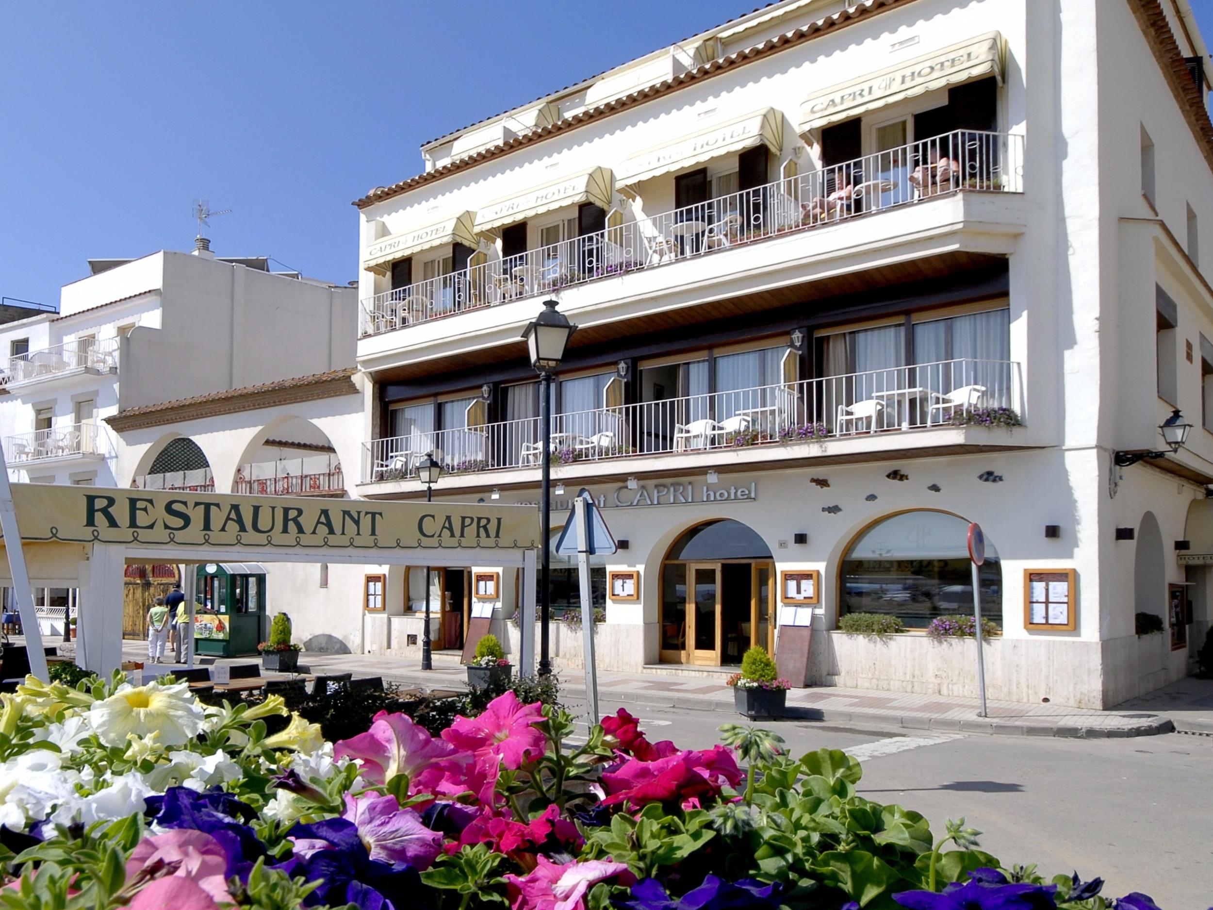 //medias.logishotels.com/property-images/156240/facade/retro/grand/hotel-restaurant-capri-facade-tossa-de-mar-420920.jpg
