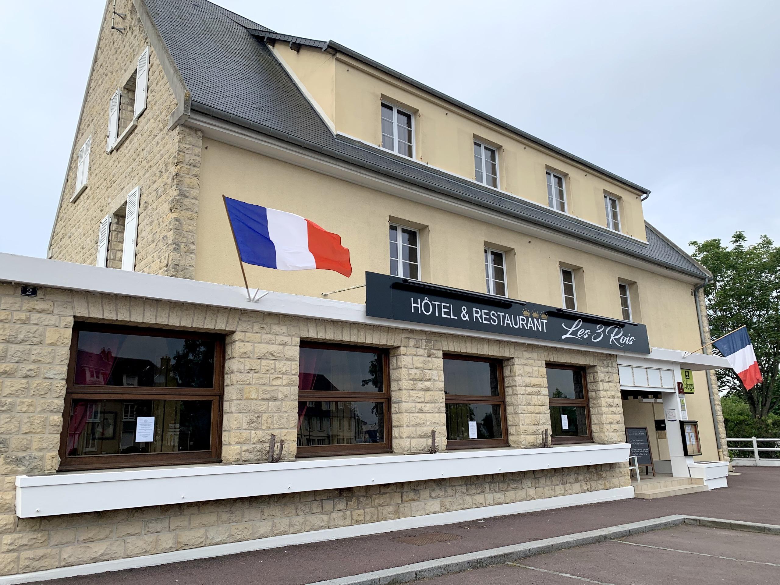 //medias.logishotels.com/property-images/1639/facade/retro/grand/logis-hotel-les-trois-rois-facade-villers-bocage-154550.jpg