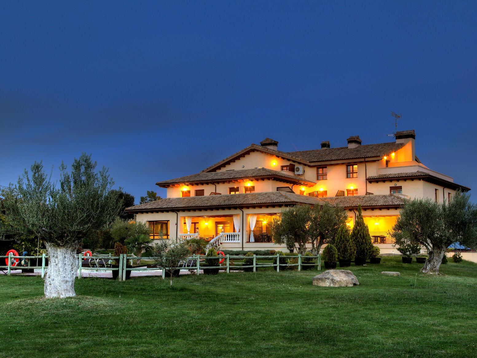 //medias.logishotels.com/property-images/164256/facade/retro/grand/hosteria-de-guara-facade-bierge-315230.jpg