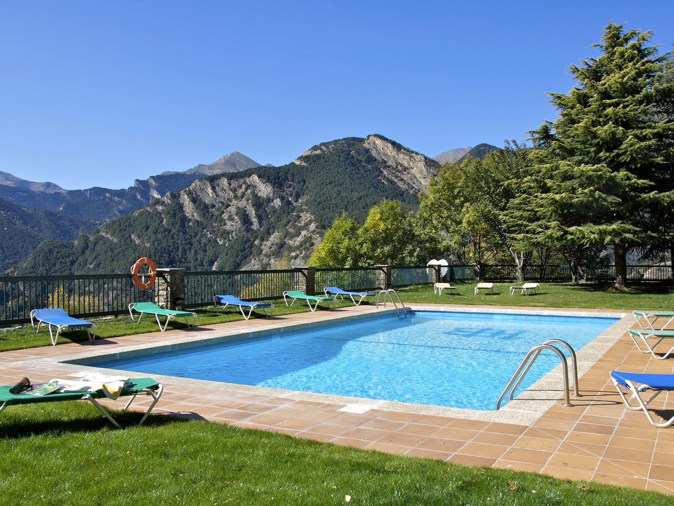 //medias.logishotels.com/property-images/166474/piscine/retro/grand/hotel-babot-piscine-ordino-249941.jpg