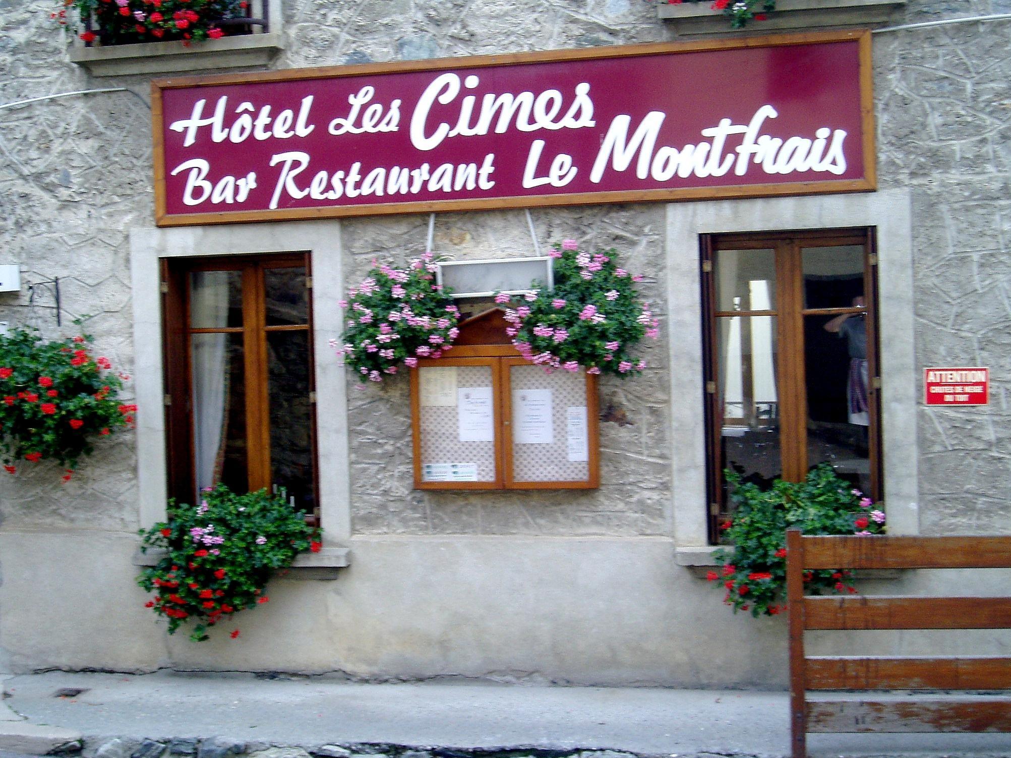 //medias.logishotels.com/property-images/170042/facade/retro/grand/hotel-des-cimes-facade-vaujany-743619.jpg