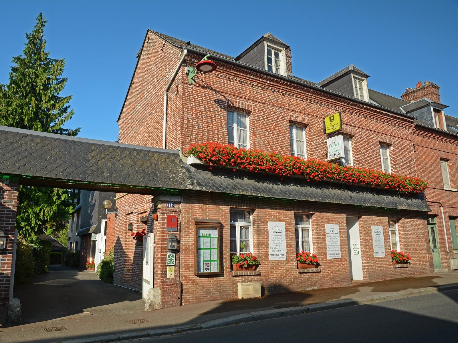 //medias.logishotels.com/property-images/1716/facade/retro/grand/logis-hotel-la-paix-facade-forges-les-eaux-163237.jpg