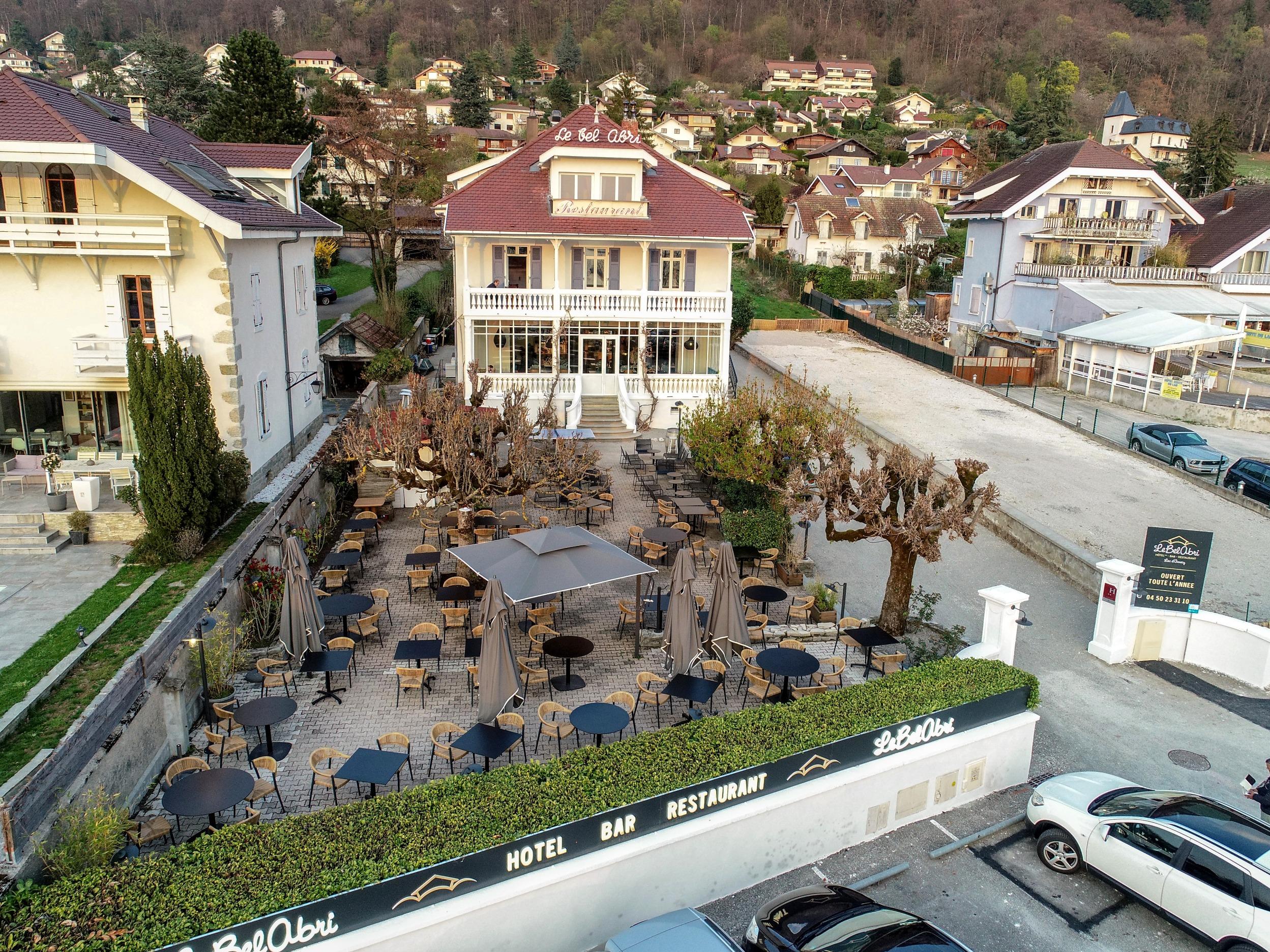 //medias.logishotels.com/property-images/174466/facade/retro/grand/logis-hotel-le-bel-abri-facade-annecy-le-vieux-257217.jpg