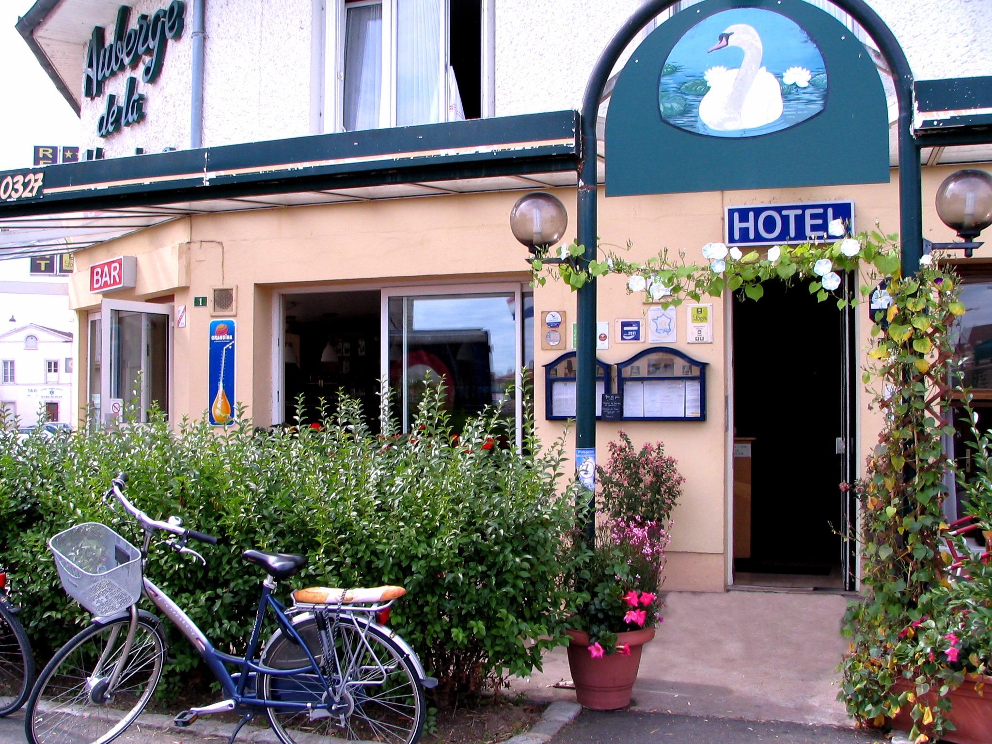 //medias.logishotels.com/property-images/1767/facade/retro/grand/auberge-de-la-marine-facade-losne-989151.jpg