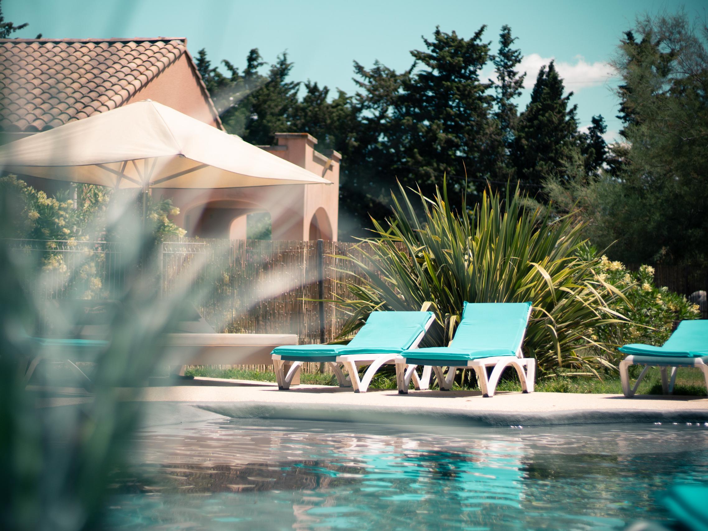//medias.logishotels.com/property-images/183807/piscine/retro/grand/logis-hotel-le-president-piscine-bellegarde-363462.jpg