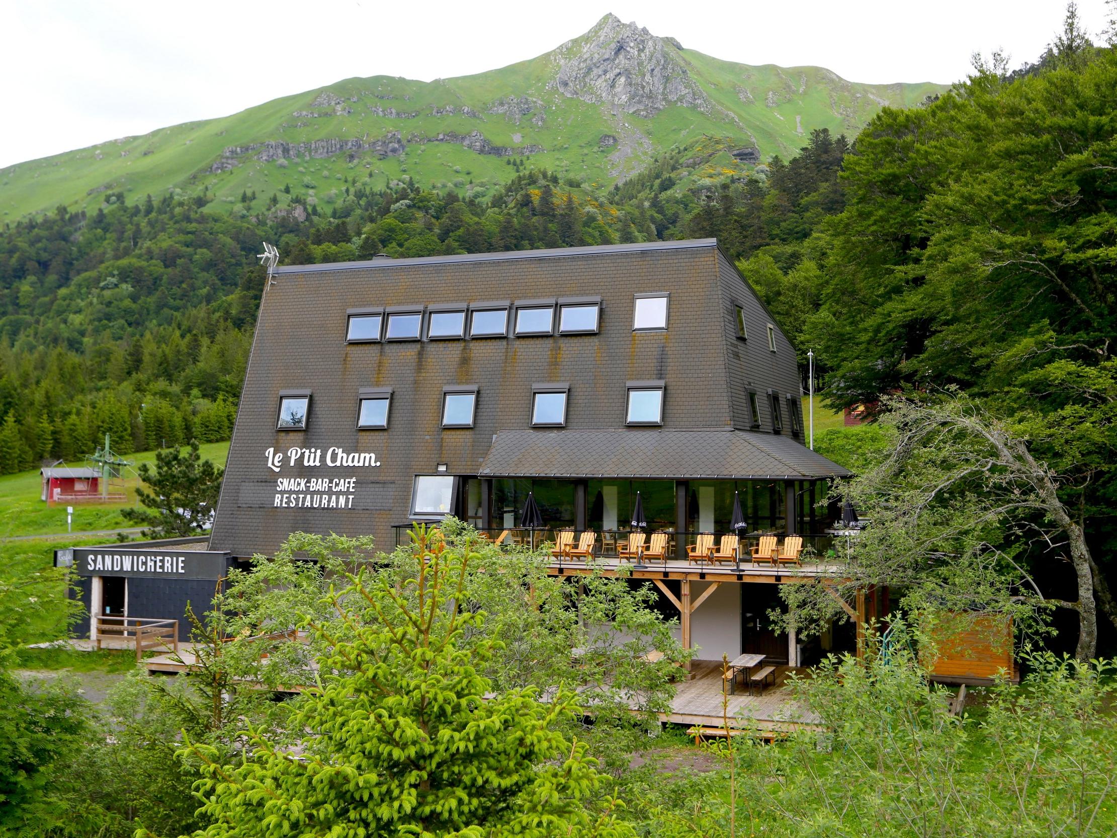 //medias.logishotels.com/property-images/184943/facade/retro/grand/hotel-le-p-tit-cham-facade-le-mont-dore-075594.jpg