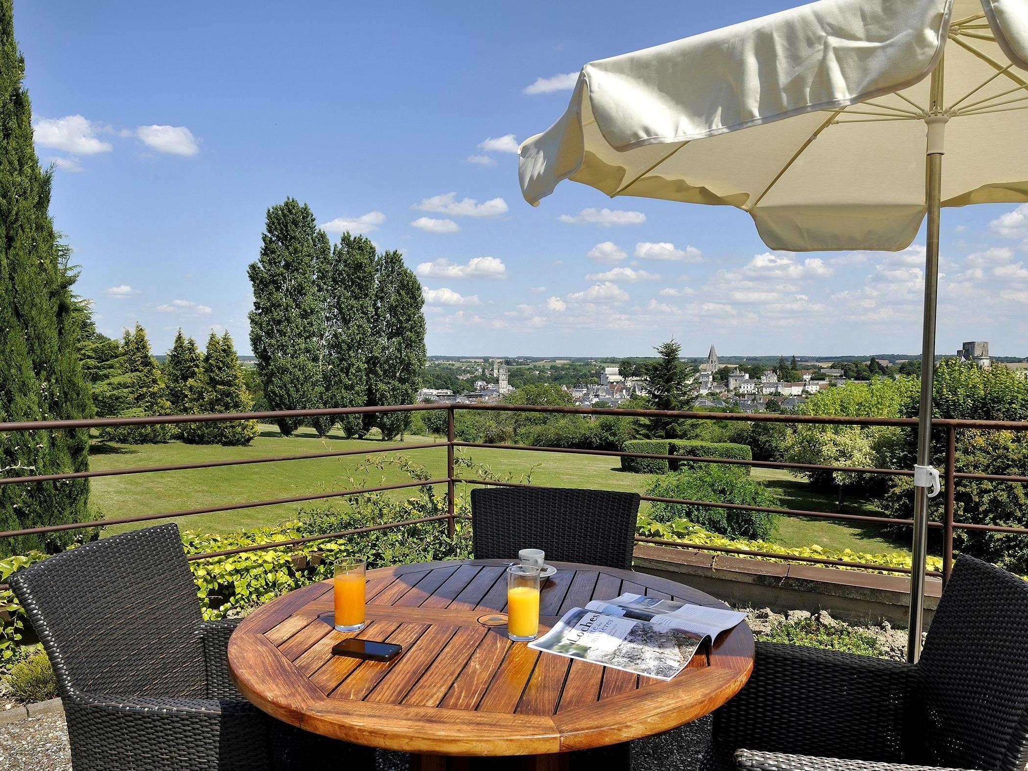 //medias.logishotels.com/property-images/1943/jardins-et-terrasses/retro/grand/logis-hotel-luccotel-jardins-et-terrasses-loches-884337.jpg