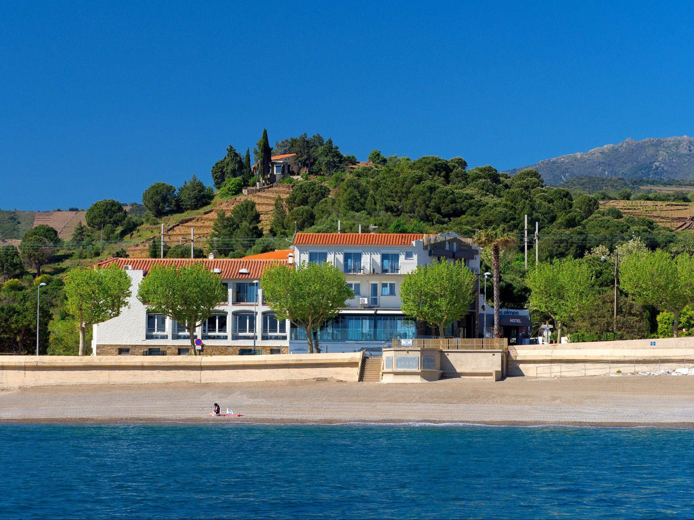 //medias.logishotels.com/property-images/2079/facade/retro/grand/logis-hotel-les-elmes-rest-la-littorine-facade-banyuls-sur-mer-185634.jpg