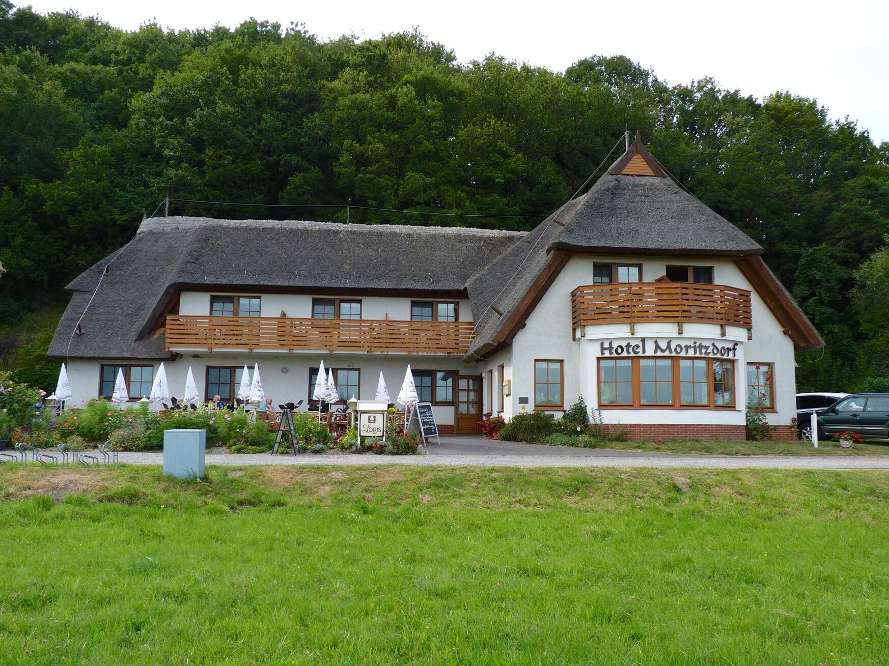 //medias.logishotels.com/property-images/217769/facade/retro/grand/hotel-moritzdorf-facade-ostseebad-sellin-061552.jpg