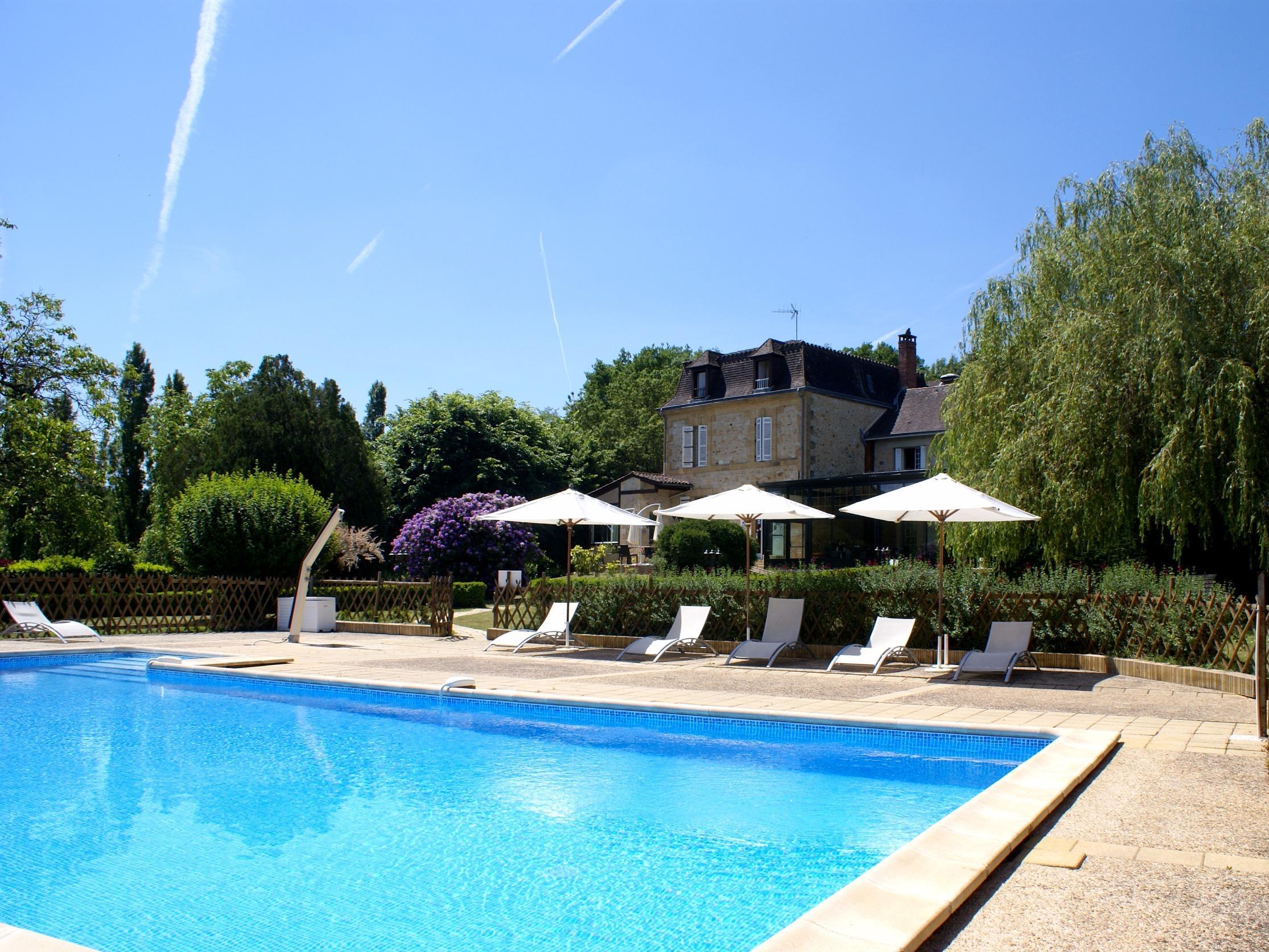 //medias.logishotels.com/property-images/2476/piscine/retro/grand/hostellerie-la-verperie-piscine-sarlat-la-caneda-372951.jpg