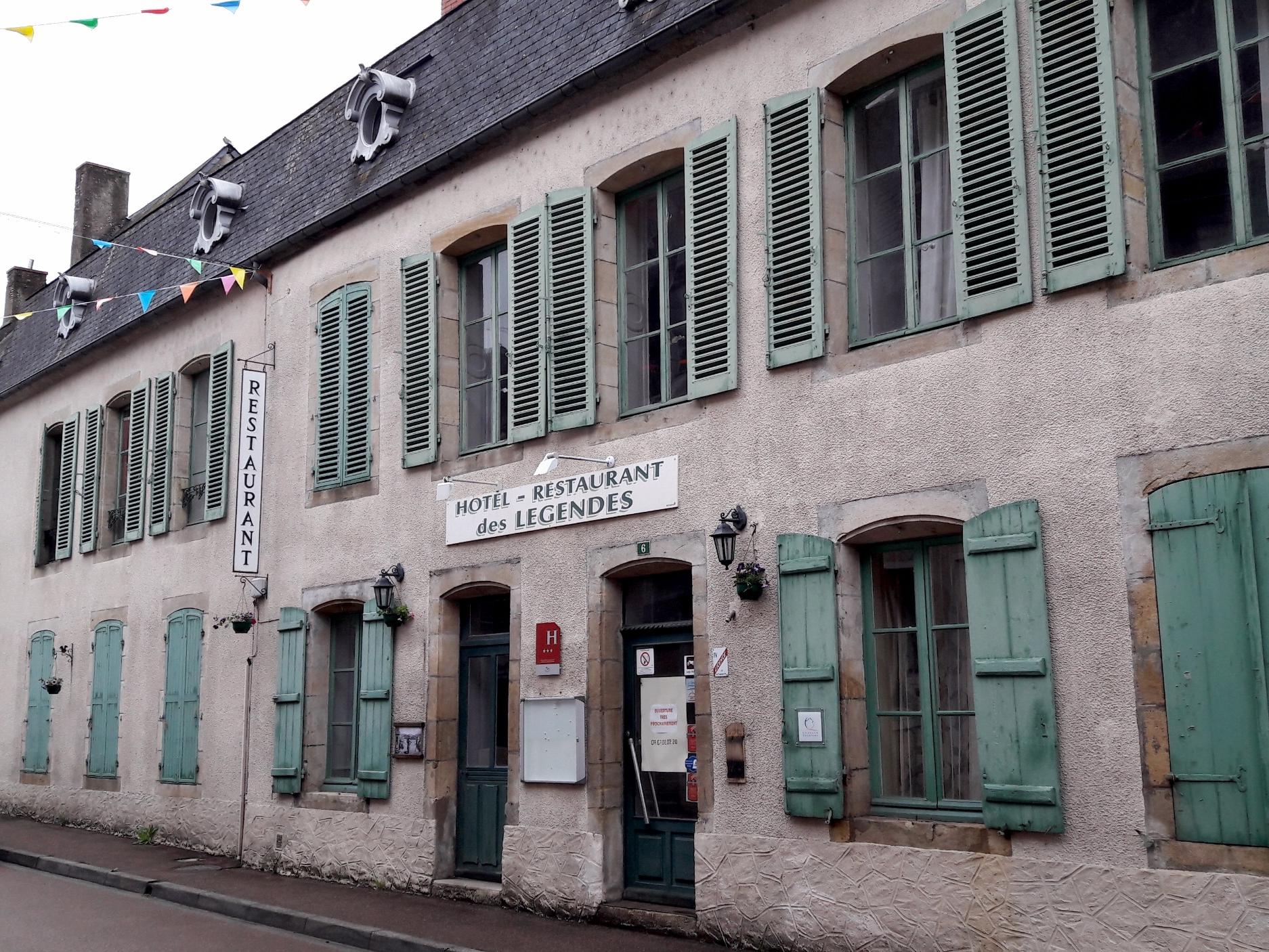//medias.logishotels.com/property-images/254589/facade/retro/grand/hotel-les-legendes-facade-st-saulge-308121.jpg