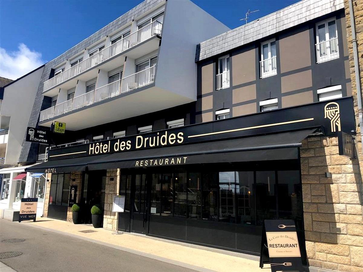 //medias.logishotels.com/property-images/2665/facade/retro/grand/logis-hotel-des-druides-facade-quiberon-246302.jpg
