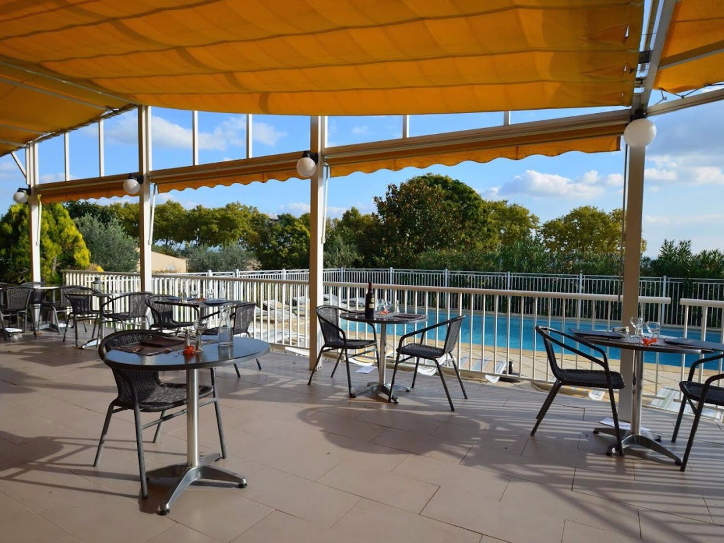 //medias.logishotels.com/property-images/2699/jardins-et-terrasses/retro/grand/l-hostellerie-du-luberon-jardins-et-terrasses-vaugines-346684.jpg