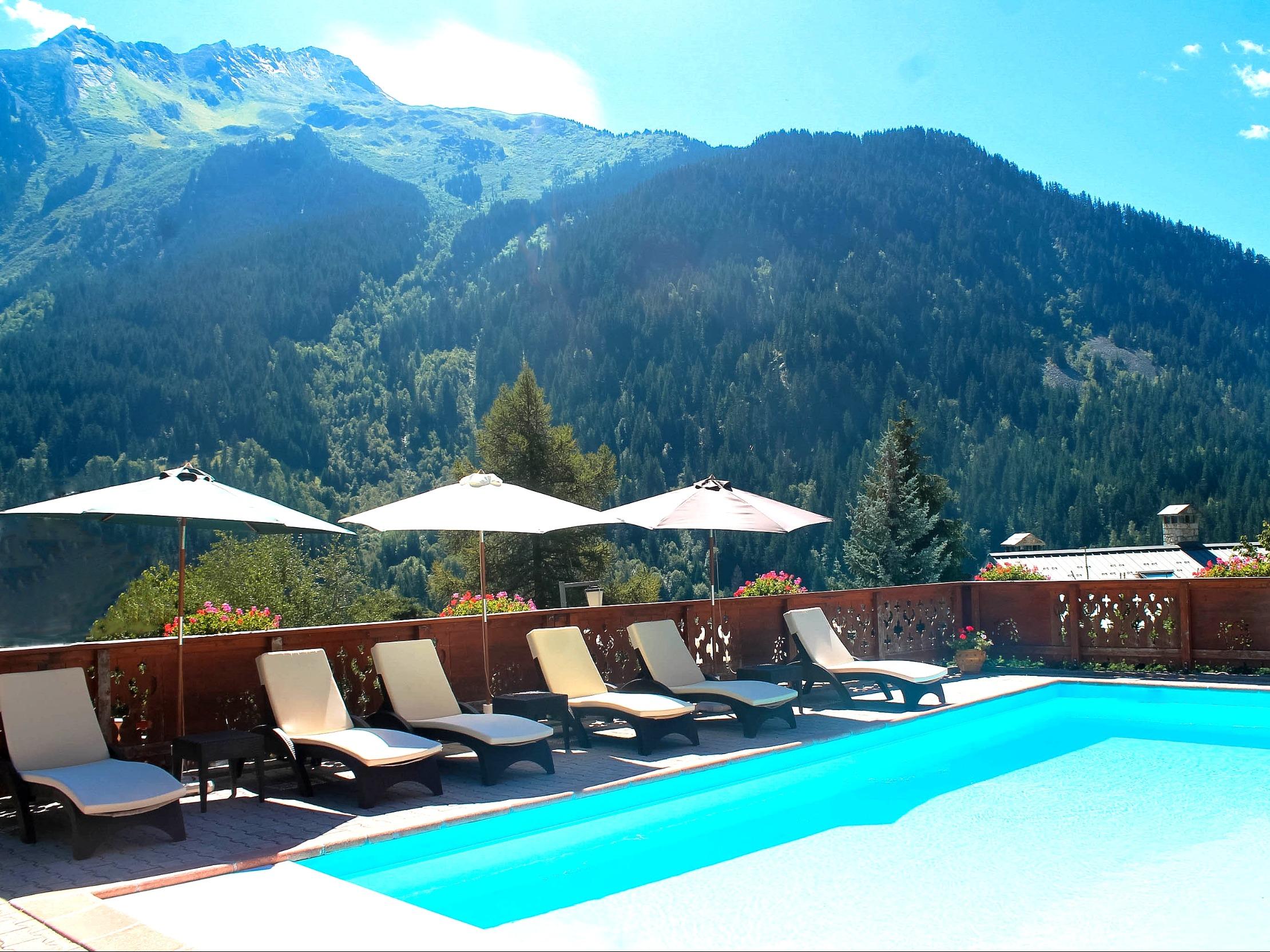 //medias.logishotels.com/property-images/2741/piscine/retro/grand/hotel-l-ancolie-rest-l-alpenrose-piscine-champagny-en-vanoise-117589.jpg