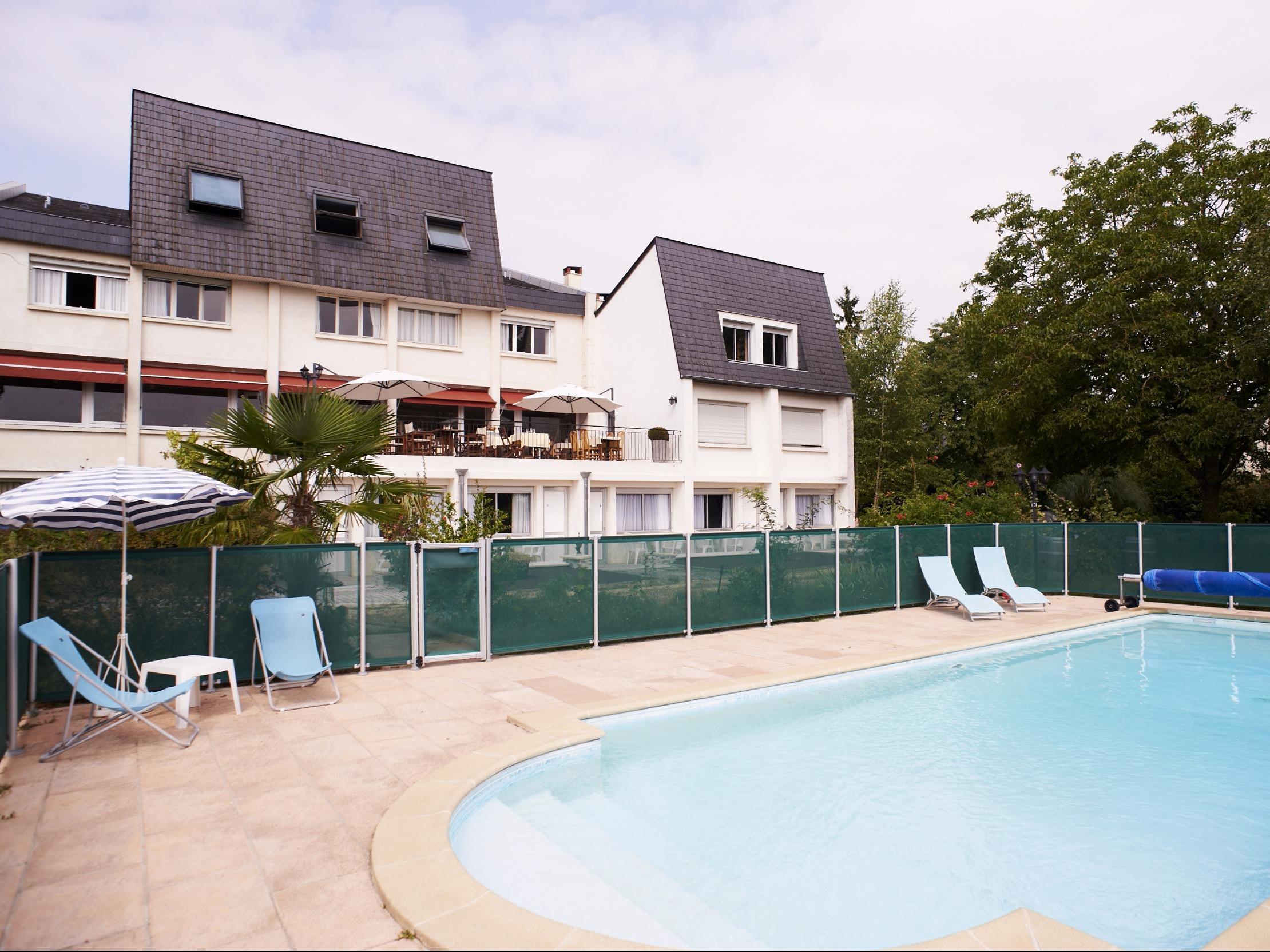 //medias.logishotels.com/property-images/2922/facade/retro/grand/hotel-la-longue-vue-facade-gennes-511866.jpg