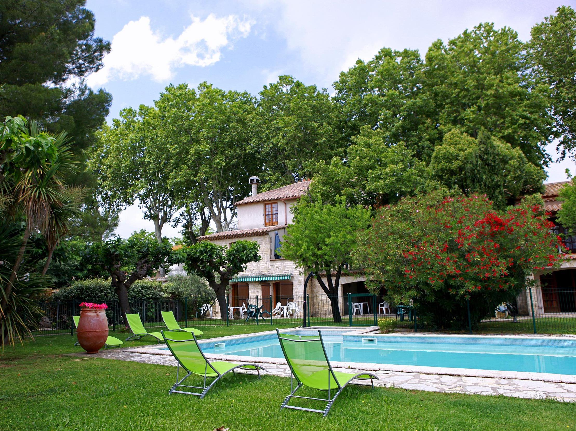 //medias.logishotels.com/property-images/3098/piscine/retro/grand/auberge-de-la-tour-piscine-valros-902669.jpg