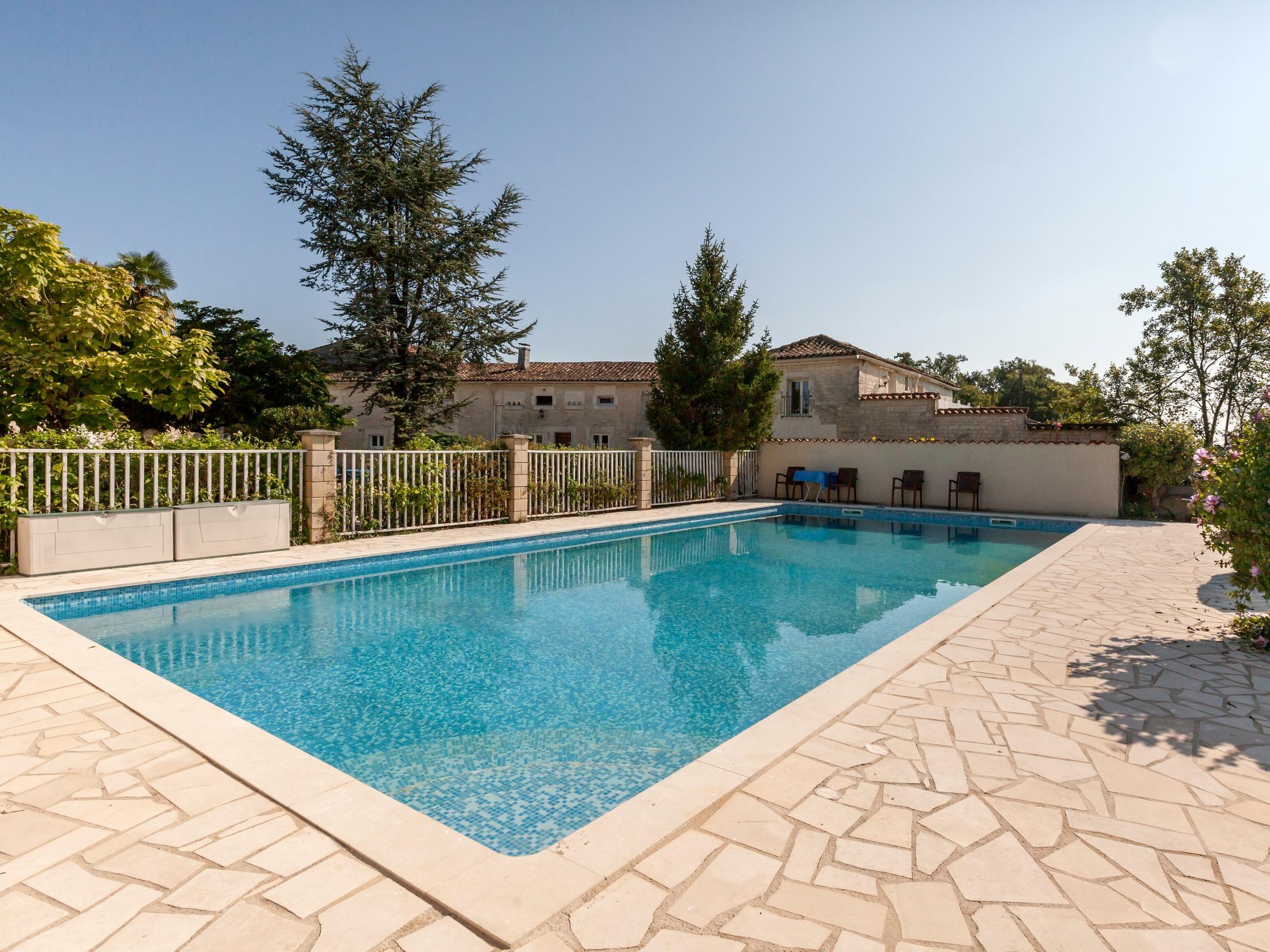 //medias.logishotels.com/property-images/3103/facade/retro/grand/hotel-karina-facade-jarnac-410889.jpg