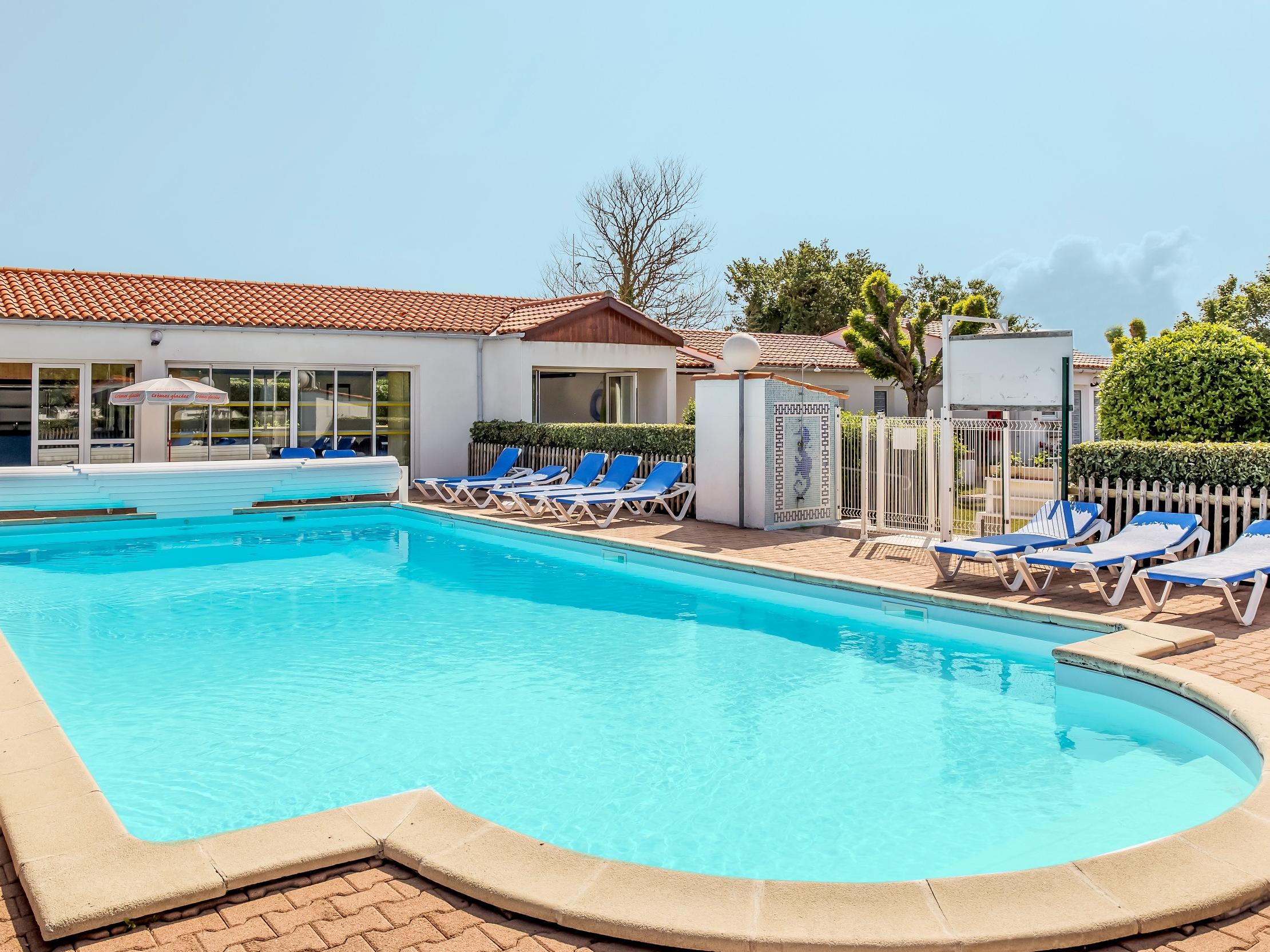 //medias.logishotels.com/property-images/3186/piscine/retro/grand/hotel-l-hermitage-piscine-saint-georges-d-oleron-477377.jpg