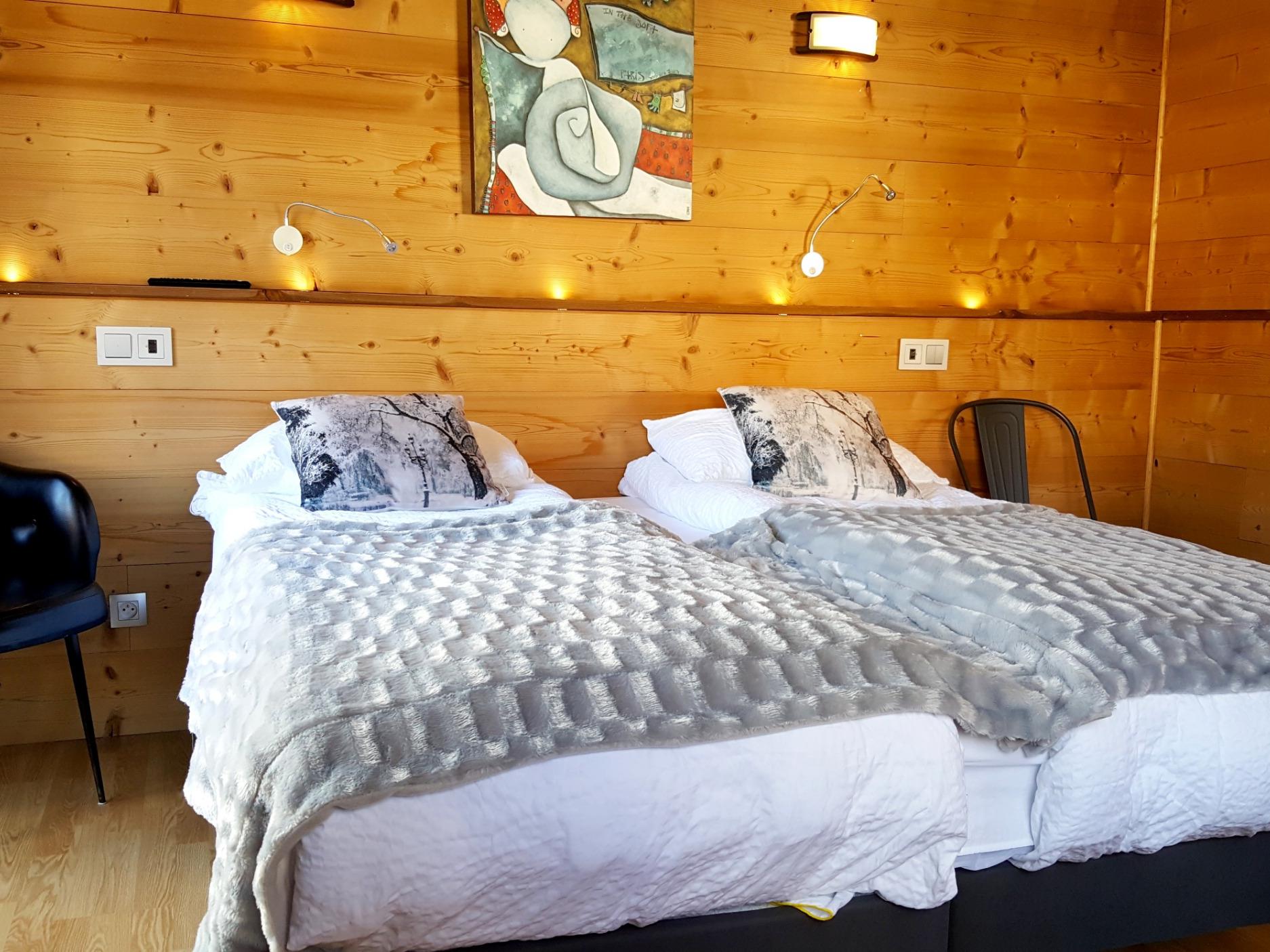 //medias.logishotels.com/property-images/346065/chambres/retro/grand/l-annexe-des-sapins-chambres-le-menil-098596.jpg