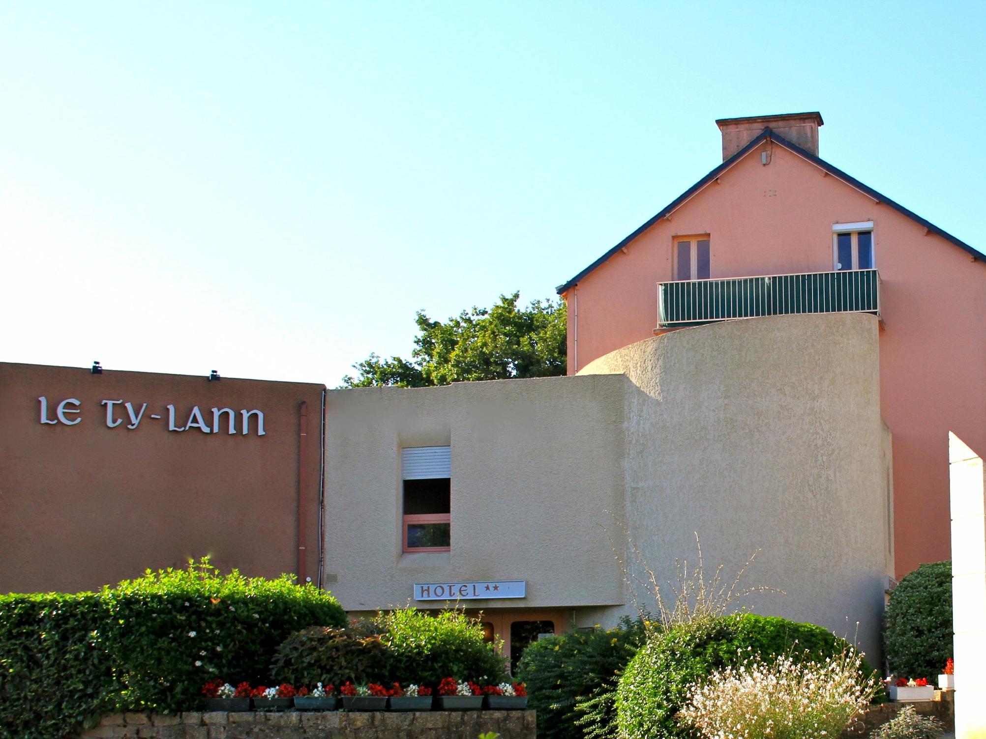 //medias.logishotels.com/property-images/348/facade/retro/grand/hotel-le-ty-lann-facade-st-ave-847242.jpg