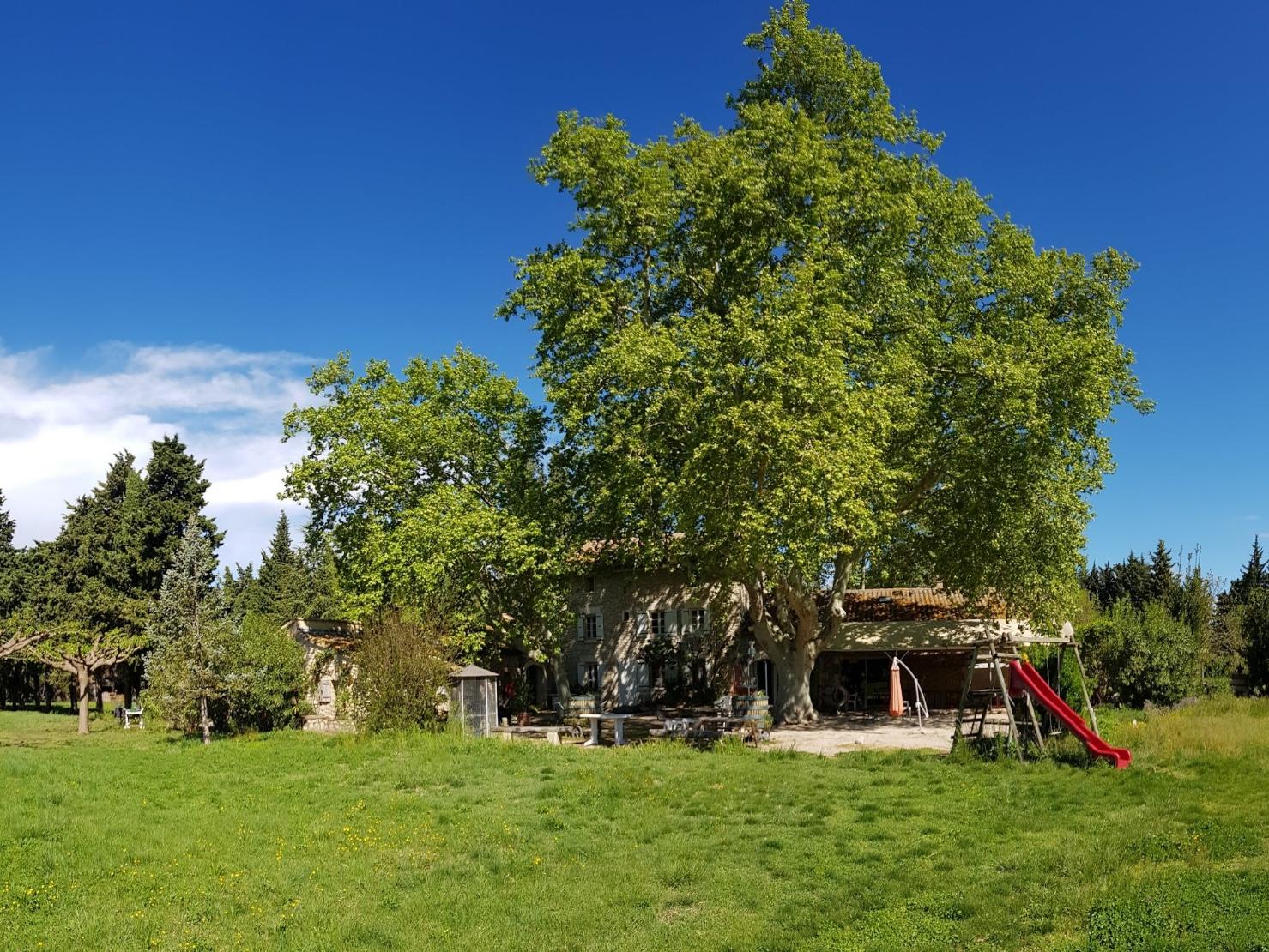 //medias.logishotels.com/property-images/349242/facade/retro/grand/le-mas-des-vertes-rives-facade-chateauneuf-de-gadagne-616919.jpg