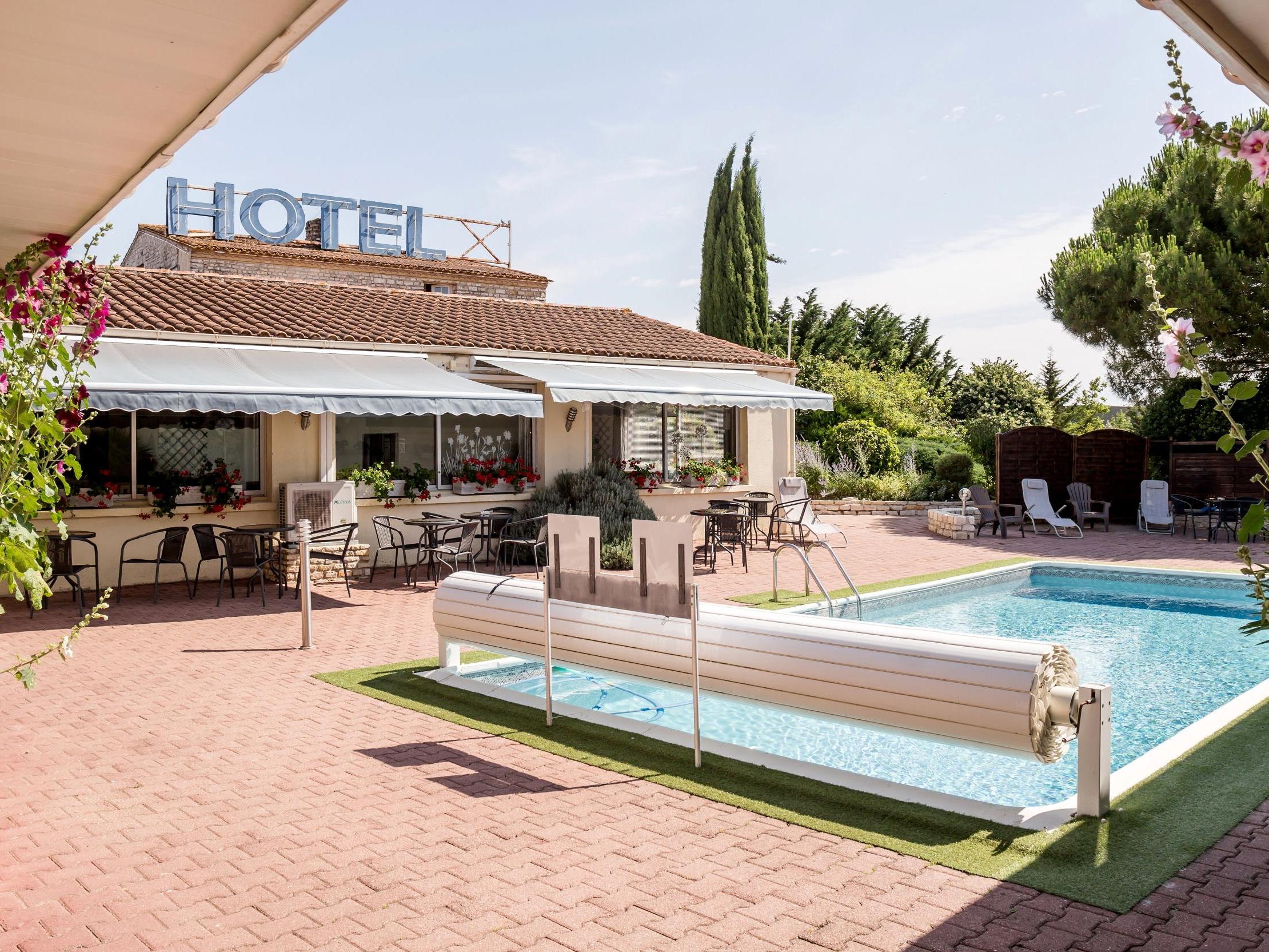 //medias.logishotels.com/property-images/3536/piscine/retro/grand/auberge-les-charmilles-piscine-ste-soulle-088968.jpg