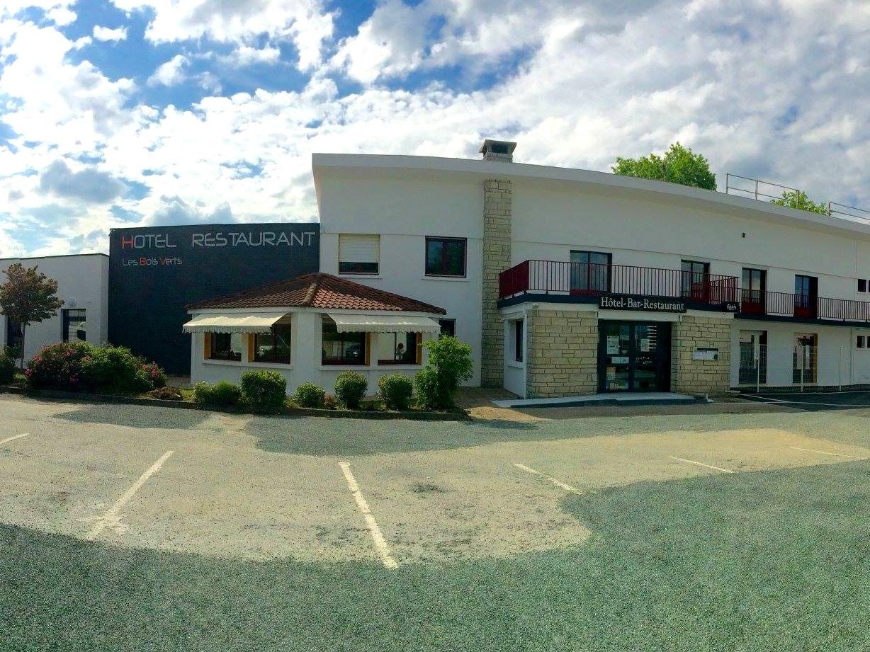 //medias.logishotels.com/property-images/365075/facade/retro/grand/citotel-hotel-les-bois-verts-facade-les-herbiers-688967.jpg