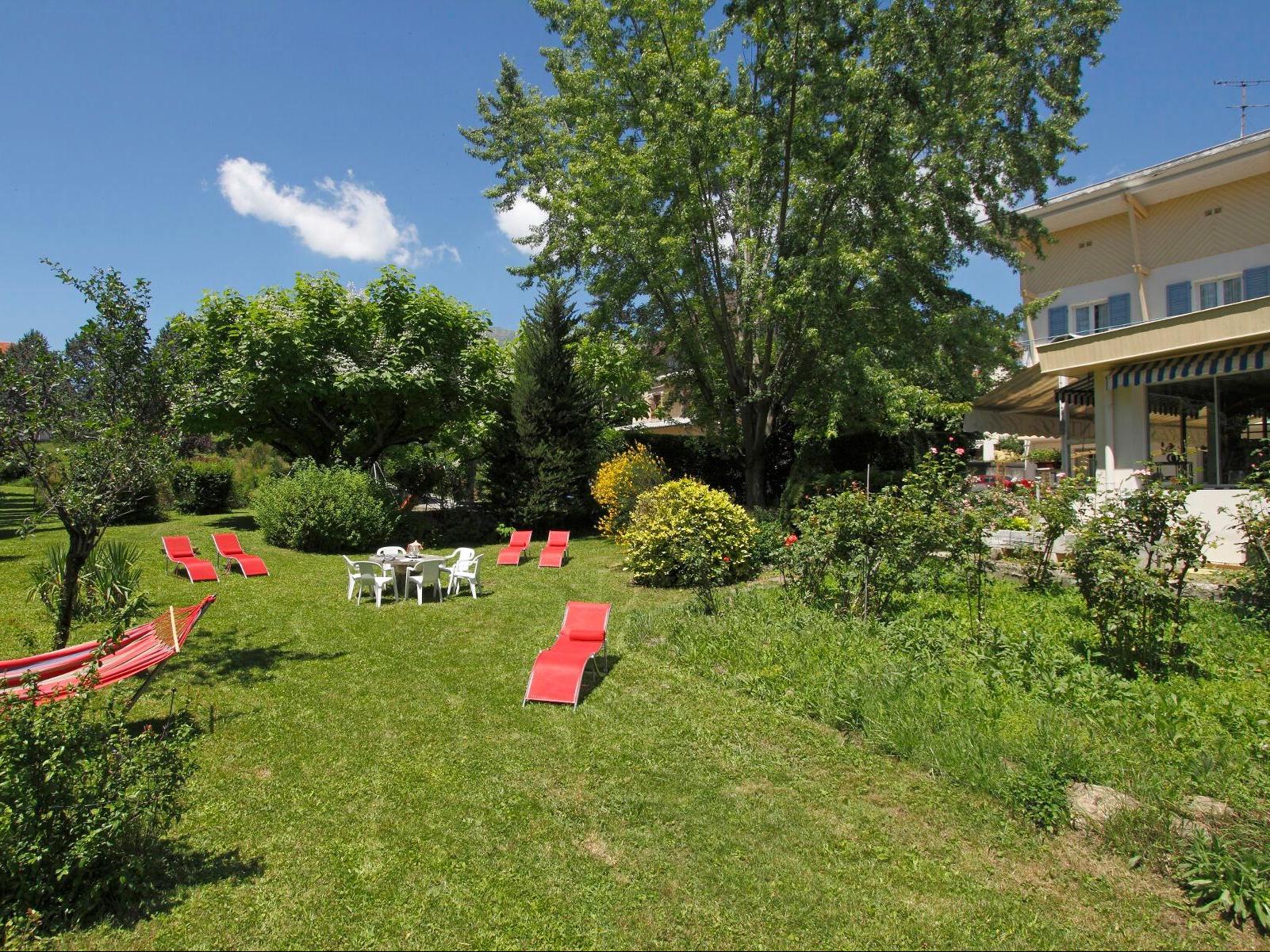 //medias.logishotels.com/property-images/3732/jardins-et-terrasses/retro/grand/hotel-le-clos-jardins-et-terrasses-gap-803117.jpg