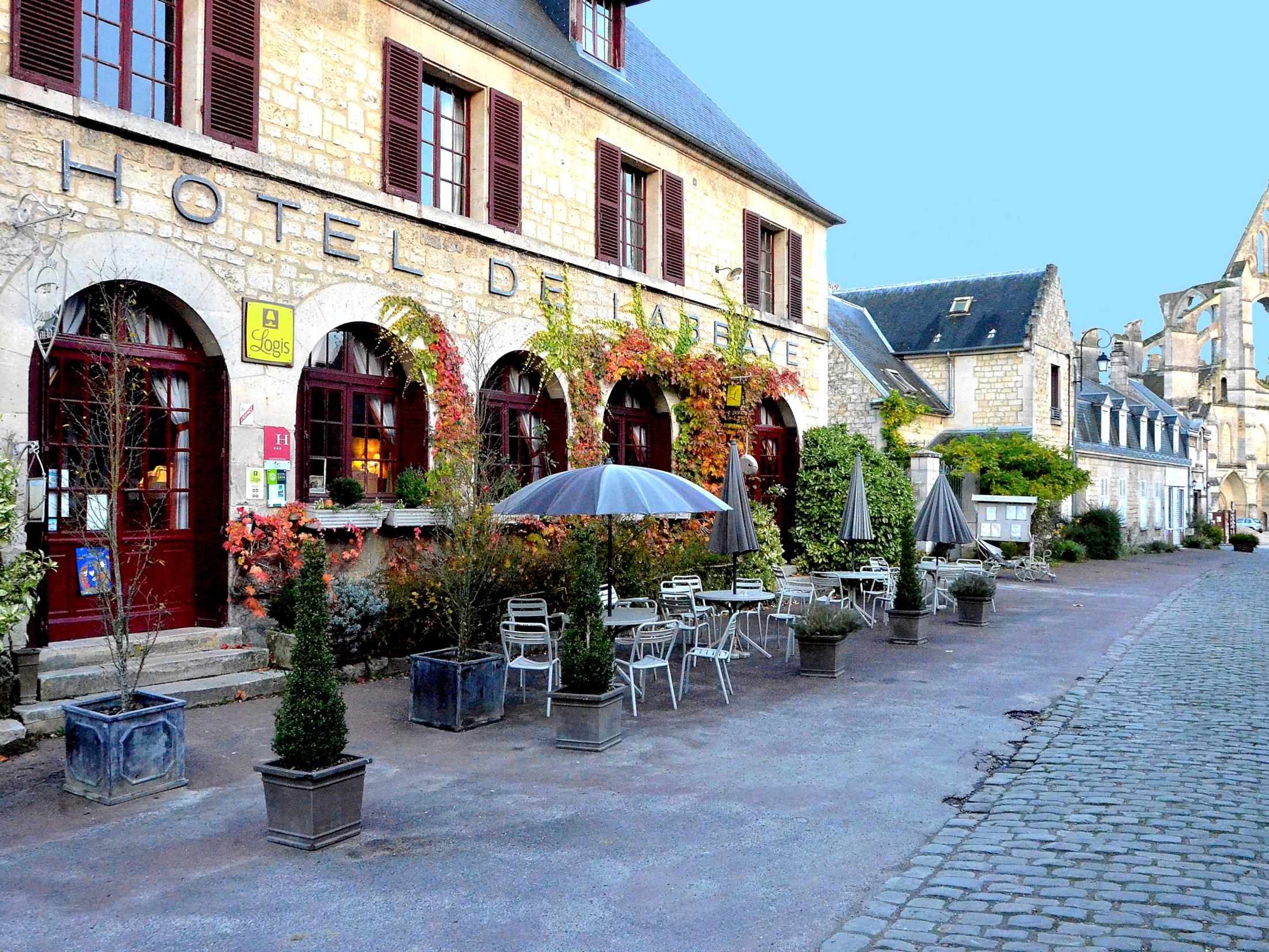 //medias.logishotels.com/property-images/399/facade/retro/grand/hotel-de-l-abbaye-facade-longpont-624344.jpg