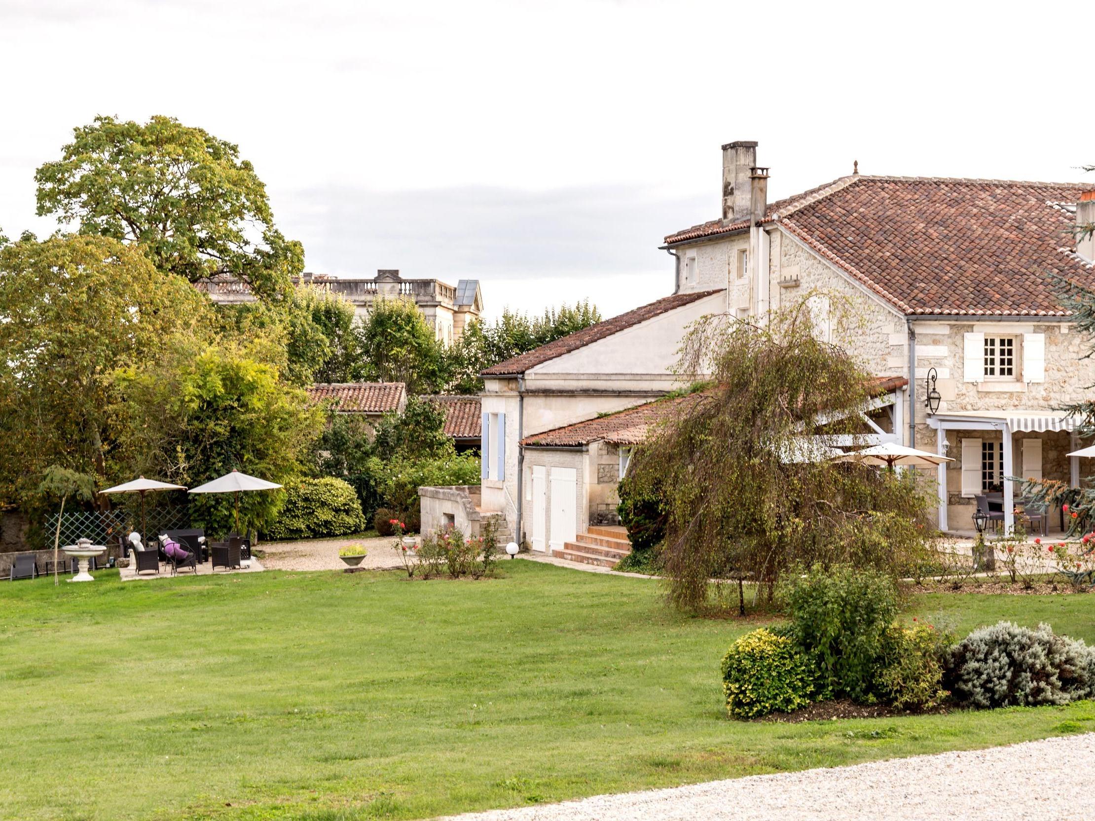//medias.logishotels.com/property-images/4220/facade/retro/grand/hotel-les-pigeons-blancs-facade-cognac-909639.jpg
