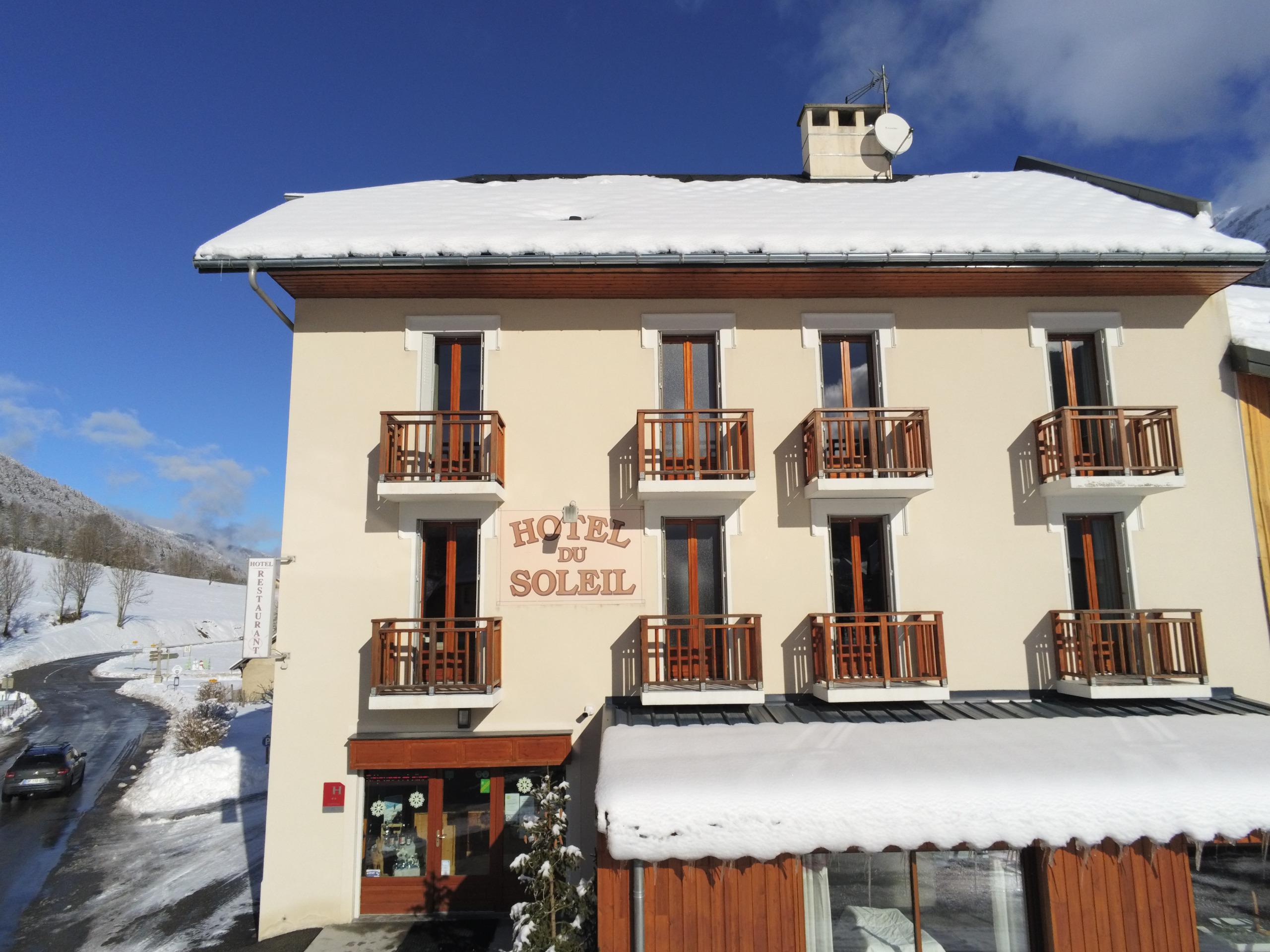 //medias.logishotels.com/property-images/429486/facade/retro/grand/logis-hotel-du-soleil-facade-aillon-le-jeune-214423.jpg